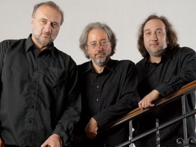 Sebő egy�ttes koncert a Vigad�ban - 2009. november 26-�n, cs�t�rt�k�n 14 �r�t�l l�p fel a Vigad�ban a Sebő egy�ttes.1975-ben k�l�nleges �rt�kű lemez jelent meg Magyarorsz�gon, amely a n�h�ny �vvel kor�bban kibontakozott �j magyarorsz�gi mozgalom jelk�pe lett. Vez�regy�nis�ge Sebő Ferenc, aki t�rsaival, kezdetben fők�nt Halmos B�l�val (mindketten a Budapesti Műszaki Egyetem v�gzős �p�t�szm�rn�k-hallgat�i) Bart�k �s Kod�ly nyom�n felfedező-gyűjtő �tra indult Erd�lybe. Megismerni az erd�lyi kult�r�t, a n�pműv�szetet �s k�l�n�sen az �lő n�pzen�t �s a n�pt�ncot. Az ottani �lm�nyek hat�s�ra, valamint Vargyas Lajos �s Martin Gy�rgy seg�tő, �szt�nző szakmai t�mogat�s�val egy rendk�v�l n�pszerűv� v�lt, saj�tosan egyedi mozgalom, a magyarorsz�gi t�nch�zmozgalom indult �tj�ra.Az �jrasz�lető �nekelt vers műfaj�nak is elsősz�m� 'vit�ze' Sebő Ferenc volt. Sz�vegforr�sk�nt r�tal�lt a 16.-17. sz�zadi magyar hist�ri�s �nekekre, a klasszikus szerelmi k�lt�szetre, illetve a 20. sz�zad vil�girodalmi rang� magyar k�lt�szet�nek gazdag t�rh�z�ra, J�zsef Attila versei mellett az �lő k�lt�szet frissess�g�re, dallamos 'hangj�ra', amelyet We�res S�ndor, Nagy L�szl� �s Sz�csi Margit neve f�mjelez. 'A m�ltbeli �rt�kek halott-sirat�sa �s halott� vitat�sa helyett: ők lelkesen kutatnak �s v�lasztanak n�pzenei �r�ks�g�nkben. [�] Az �jkori versek Sebő-szerzette dallamai az�rt oly megragad�ak, mert szigor�an őrzik a zenei anyanyelv tisztas�g�t.' (Nagy L�szl�)Sebő zeneszerzői, előad�i műv�szet�vel bizony�totta, nincs �nmag�ban n�pzene �s �nmag�ban műzene. A kettő egym�st�l elv�laszthatatlan, �sszef�ggő egys�g, egym�st felt�telező, egym�sb�l kibontakoz�, j� időkben egym�st gazdag�t� forr�s. Ez m�g akkor is igaz, ha bizonyos időszakokban b�v�patakk�nt az egyik, vagy a m�sik �tmenetileg nem műk�dik akt�van, vagy eredm�nyesen. Felmutatja a 'műzene' kialakul�s�nak alapfok�t, a 'műfajok' k�z�tti szerves kapcsolatot, amelyek nem elv�lasztand�, semmik�ppen sem egym�s ellen kij�tszand� kifejez�si form�k. Balga dolog a sorrend-�ll�t�s, csak a zene eszt�tikai minős�ge a l�nyeges.Amikor Bart�k �s Kod�ly, majd k�vetőik a n�pzen�t a klasszikus sz�npadra emelt�k, nem a falut vitt�k a v�rosba, hanem az �rt�ket az �rt�k mell�. Sebő ennek a munk�nak m�lt� folytat�ja. Zenei munk�ss�ga tudatos m�rn�ki munka k�vetkezm�nye, amellyel matematikai t�telt bizony�t: a p�rhuzamosok a v�gtelenből j�nnek �s a v�gtelenben tal�lkoznak. 'A magyar kult�ra minden sz�zad�nak hagyat�ka a mi �r�ks�g�nk' - vallja. A legenda �gy tartja, hogy amikor Peire Vidal, a 12. sz�zadi - Magyarorsz�gon, Imre kir�ly udvar�ban is �lt �s alkotott - provansz�l trubad�r szerző dalainak hanglemezfelv�tel�re k�sz�ltek, kerest�k a megfelelő előad�t a hivat�sos �nekesek k�z�tt. Nehezen tal�ltak arra, aki �rti a zen�t, meg�rzi e kor zenei st�lus�t �s hitelesen elő is tudja adni. Sebő Ferencet v�lasztott�k. Az eredm�ny a zenetud�sokat igazolta.Gazdag az �letmű, egyes �llom�sait itt csak c�mszavakban eml�thetj�k. 1970-től diplom�s �p�t�szm�rn�kk�nt dolgozott, de m�r 1969-ben bemutatkozott mint zeneszerző �s �nekes a budapesti Egyetemi Sz�npadon. 1971-73-ban a 25. Sz�nh�z zeneszerzője �s előad�ja. T�bb filmben k�zreműk�d�tt (Jancs� Mikl�s: M�g k�r a n�p ; Zolnay P�l: Fotogr�fia), emellett a Magyar R�di� �s Telev�zi� műsoraiban is gyakran szerepelt. Egyidej�leg a Bart�k B�la T�ncegy�ttes zenei vezetője volt. Ezidőben - a N�pművel�si Int�zet Kutat�si Oszt�ly�n dolgozva - kapcsol�dott be a n�pzenekutat�s tudom�nyos munk�j�ba. A sz�npadon elősz�r Halmos B�l�val (ma a Kalamajka Egy�ttes pr�m�sa) �rtek el kimagasl� sikert, majd �ri P�terrel (ma a Muzsik�s Egy�ttes tagja) �s Koltay Gergellyel (ma a Kormor�n Egy�ttes vezetője) kieg�sz�lve a Sebő Egy�ttes m�r mindk�t műfaj elsősz�m� előad�j�nak �s szerzőj�nek sz�m�tott. A legend�s 1975-�s lemez ennek dokumentuma.Az első nyilv�nos T�nch�z a Főv�rosi Művelőd�si H�zban, a műegyetemi R-Klub �s a zugl�i Kass�k-Klub sikere folyamatosan n�velte a n�pt�ncot megismerni �s megtanulni v�gy� fiatalok t�bor�t a főv�rosban �s vid�ken egyar�nt.A nyolcvanas �vekben egyre nagyobb szerepet kapott Sebő Ferenc �let�ben a tudom�nyos kutat�munka - zenetud�si, tan�ri diplom�t szerez a Liszt Ferenc Zeneakad�mi�n - �s egy magasfok� szakmai int�zm�ny l�trehoz�s�nak az ig�nye. Tan�tani kezd a Bart�k B�la Zeneműv�szeti Szakk�z�piskol�ban, majd a Liszt Ferenc Zeneakad�mi�n. 1996-t�l a Magyar �llami N�pi Egy�ttes műv�szeti vezetője, majd 2002-től az �j Nemzeti Sz�nh�z mellett �p�lő Hagyom�nyok H�za szakmai igazgat�ja, amelynek kebel�be tartozik a Magyar �llami N�pi Egy�ttes, a Lajtha L�szl� Hagyom�nyőrző Műhely �s a N�pműv�szeti Műhely.A magyar t�nch�zmozgalom �szt�n�sen is k�zvet�tő szerepet j�tszott az elm�lt harminc �vben Kelet- �s Nyugat-Eur�pa k�z�tt azzal, hogy a k�l�nb�ző etnikumok b�k�s egym�s mellett �l�s�t szorgalmazta, hangs�lyozta. Sebő Ferenc szerint a t�nch�zmozgalom a keleti, d�li t�rs�g kult�r�j�nak teljes k�p�t mutatta fel a fiatalok előtt. 'A zen�t �n a f�lemmel tanultam. �szt�n�sen; �gy, ahogy a szomjas �llat iszik' - �rta Orb�n Ott� k�ltő. E szomj�s�g-�rz�s felkelt�s�re v�llalkoznak Sebő�k. Felismer�se m�r a mi feladatunk. Kod�ly �s tan�rt�rsainak �lma az �ltal�nos zenei művelőd�sről m�ra megval�sult.Igaz, egyelőre csak Jap�nban.(Kelemen Tam�s, a M�ncheni Magyar Int�zet k�nyvt�rosaM�nchen, 2004. janu�r)A bel�p�s 5 lej di�koknak �s vezetőtan�roknak, 10 lej felnőtteknek.
www.rejtelmek.hu