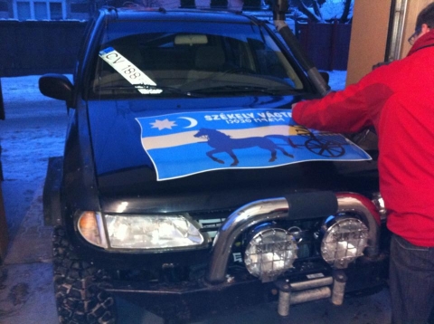 A székely Budapest - Bamako 2015-s extrém terep rally - Kézdivásárhelyről Pop Aba, Fetés Péter és Oláh Sándor vágnak neki 2015 január 18-án a Budapest - Bamako szinte embert próbáló, de hihetetlenül látványos extrém terep rally-nak.
A csapat már útnak indította Spanyolországba, Madridba a 99-s csapatszámú autójukat. Pop Aba angliából, Fetés Péter és Oláh Sándor bukaresti fordulóval erkeznek mind Madridba, ahonnan indulnak 4 kereken afrikai kalandjuknak.
A Dakar egyetlen szellemi örököse Afrikában visszatér a fekete kontinensre. A verseny kategória izgalmas útvonalat, kemény etapokat és napi kiértékelést ígér. A túra kategória pedig rengeteg izgalmat és kalandot Budapesttől a célig. A 2015-ös futam lesz a 10. és egyben utolsó, búcsú Bamako. Óriási bulira és rengeteg nevezőre lehet számítani.
A verseny Európa szívéből indul. Földutakon, homokos pisztéken, arany sárga dűnéken és szavannai szamaras szekér és dzsungeleken utakon jut el fekete Afrika mélyébe. Február 1.-én van az érkezés Bamakoba.
A túra kategóriában nincs verseny. Ez “mindössze” napi harc a túlélésért. Az ellenfelek a távolság, az idő, a kiszámíthatatlan veszélyek és akadályok mind rád várnak. A kaland kategória nem idegenvezetős turista esemény. Közel 9000 kilométerrel kell megbírkóznod úgy, hogy a saját erőforrásaidra és szerencsédre vagy utalva. Nincs ki babusgasson, dédelgessen és megkérdezze, hogy hozhat-e egy pohár hideg üdítőt. Ez nem az a buli.
#hajrakezdi
http://www.budapestbamako.org
https://www.youtube.com/watch?v=BidQqtlnO7M