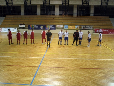 Shot and Go minifoci bajnokság Kézdivásárhelyen - November 6-án, pénteken egy újabb évadot kezdett a Shot and Go minifoci bajnokság Kézdivásárhelyen.A pénteki bajnokság 1992-ben indult a Gábor Áron Iskola tornatermében, akkoriban Slézinger László vállalta a szervező szerepét.A focisták sok éven keresztül rúgták itt a bőrt, egészen addig, amíg felépítették a Turóczi Mózes Általános Iskola tornatermét(2004). Egy ideig Molnár Mátyás koordonálta a labdarúgó mérkőzések lebonyolítását, aztán Rancz Lajos vette át a stafétát.Kézdivásárhely sportcsarnokában immár 3. esztendeje vetélkednek az öregfiúk (akik közül a legifjabbak 1974-ben születtek), akiknek mérkőzéseit elsősorban a fair play jellemzi.Lássuk a november 6.-i eredményeket: Secuiana - Polmex: 3-3Valvex - Nagy Mózes: 4-3Korol - Sasok: 4-2Goldim Scobar - Scat Kart: 14-3Novo - Perkő: 2-2Hírszerző: Kocsis Zoltán, Nagy József