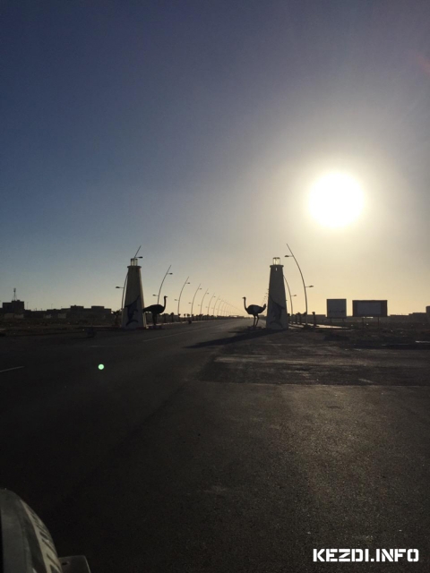7. etap - 300 km lemaradással a Mauritán határig - Az etap 7. vasárnapra, január 25.-én pihenő nap, a táv csupán 60 km, átlepni a Mauritánia-i határt.
A székely csapatok az éjszakát Dakhla-ban töltötték. Ma lépnek át a határon Bou Lanoar-ig. 300 km lemaradást hoznak be hogy hétfőre friss lendülettel az élvonalban kezdjenek.
A #99-s csapat teveflekkenezik - balról jobbra: Pop Aba, Fetés Péter, Olah Sándor
https://www.kezdi.info/documents/kezdi_info_document_3613.jpg
2015 Január 25 00:45AM - Fetés Péter - Hotel Sahara Regency Dakhla: #99 #47 #97 újra együtt Dakhlában, és a #44 is befutott nem olyan rég, a parkolóban pedig még leledzik legalább tucat Bamakós autó. Úgy látszik nem mindenkinek volt kedve a mauritán határon sátrazni.
