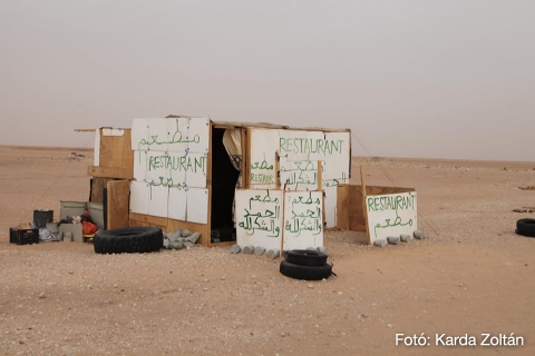 10. etap Nouakchott - Kaedi szakasz következik #hajrakezdi - A Székely Vágta #99 életjelt adott január 27-én az esti órákban Mauritániából a Nouakchott-i Sabah hotel sátor-kemping-ből.
A tegnapi tengerparti útvonal helyett felvállalva a kockázatosabb útvonalat, ahol majdnem üzemanyag nélkül maradtak, a kissé megviselt autóval beérve több csapattal együtt, fáradtan alvóra tértek
Január 28.-án, szerdán a csapatok elhagyják a Szaharát és Mauritánia déli részén a szavannán folytatják útjukat. Homokdűnék és poros sivatagi településeken át a Szenegál folyó mentén haladnak fák között, bokros terepen. Dehidratációval, navigációs nehézségekkel szembesülhetnek.
2015-01-28 12:12PM #99 - Még mindig Nouakchott-ban vagyunk és várjuk a #97-es javítását a továbbindulásra.
Fotó: Karda Zoltán
A Budapest - Bamako 2015-s tervezett útvonala:
https://www.youtube.com/watch?v=ykgTtBXqcRY