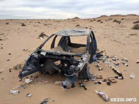 #99-s ir�ny Diema - Mali, benzin n�lk�l - 2015-01-30 09:30AM Indulunk tov�bb de nem lehet kapni benzint, ugyhogy 100% benzin n�lk�l fogunk maradni. Vontatnak majd a t�bbiek. Lesz valahogy. Ma lesz az adom�ny Diem�ban, Maliban.

Fot�: Budapest - Bamako Rally a senki f�ldj�n