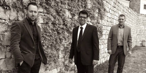 Trio A Lá Kodály (Budapest) a kézdivásárhelyi Kosztándi Galériában - 2015. február 10-én kedden 19 órától a budapesti TRIO A LÁ KODÁLY együttes ad koncertet a kézdivásárhelyi Kosztándi Galériában.
A zenekar tagjai:
OLÁH DEZSŐ - zongoraművész
ERDŐ ZOLTÁN - klarinétművész, klarinéttanár
TAR GERGELY - dobos, ütőhangszeres tanár
A TRIO A LÁ KODÁLY együttes elsődleges célja a hagyományok ápolása mellett új reflexiókat bemutatni Kodály műveire, amelyek ily módon XXI. századi nézőpontból újra felhívják a figyelmet a magyar zenére, azon belül a népzenére.
A zenekar kortárs zenei felfogásban kívánja feldolgozni és bemutatni az egyik legkiválóbb magyar zeneszerző és zenepedagógus műveit.
Az interpretációkban teret nyer a kollektív improvizáció is, hangsúlyozva a kiindulópontot adó művek és a zenekar által megfogalmazott új művek élő zenei szövetként való értelmezésének fontosságát.
A Kodályi témákra íródó művek egyrészt tisztelgést fejeznek ki Kodály munkássága és zenei szelleme előtt, másrészt a már ismert témákat újfajta megközelítéssel próbálja bemutatni a közönségnek.
https://www.youtube.com/watch?v=nlDRM79bHJM