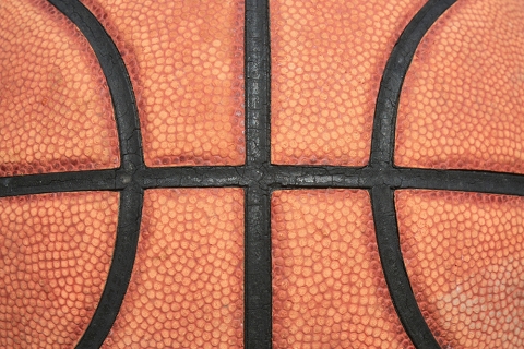 U16-os lány OB mérkőzés - A továbbjutás szempontjából nagyon fontos győzelmet aratott a KSE-ISK csapata vasárnap március 8-an a kézdivásárhelyi Sportcsarnokban. A feldobás előtt, házigazdák egy-egy szál virággal köszöntötték a vendégcsapat játékosait valamint a lelkes szurkolótábor hölgy tagjait nők napja alkalmából.
A lányaink nehezen lendültek játékba az elején sok ziccer es büntető kimaradt, ám második negyed második felétől sikerült ”felpörgetni a ritmust” és a nagyszünetre egy ponttal átvenni a vezetést. A harmadik negyed elején ismét a vendégek voltak eredményesebbek és nyolc pontos előnyre tettek szert. Ebben a helyzetben Bartók Rita kipontozódása nehéz helyzetbe hozta a hazai csapatot ám lányaink nem csüggedtek és a negyed végére ismét átvették a vezetést. Szerencsénkre időközben az ellenfél gólerős “magas embere” Al Ash Hab Amira is kispadra került 5 személyi miatt. Az utolsó negyedre elfáradt a vendégcsapat és a hazaiak a csíkszeredai Incze Henrietta nagyszerű védekezésének és pontos távoli dobásának köszönhetően elhúztak a tabellán, majd növelték a megszerzett előnyt a mérkőzés végére.
Szép volt lányok köszönjük az élményt!
A következő fordulóban március 15.-én hazai pályán a Ploiești együttesét fogadjuk.