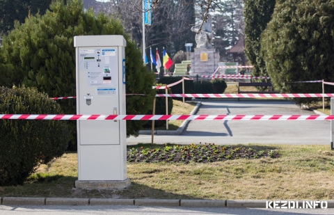 Forgalomkorl�toz�s a v�rosban a szombati term�kv�s�rra �s a m�rcius 15-i �nneps�gre - A k�zelg� m�rcius 15-i �nneps�g miatt m�r p�ntekt�l r�vid ideig tart� forgalomkorl�toz�sokra lehet sz�m�tani a v�rosban. P�ntek d�lel�tt a v�rosh�za munkat�rsai a szombati term�kv�s�r helysz�n�t k�sz�tik el�, majd a v�rost d�sz�tik fel z�szl�kkal.

Szombat d�lel�tt m�r lez�rj�k a f�t�ri parkol�kat, vas�rnap reggelt�l pedig a f�t�rre bevezet� utakat is, �gy mint a Purczel, Bem J�zsef, Wessel�nyi Mikl�s, Szacsvai J�nos, F�ggetlens�g �s B�ke utc�kat. Felh�vjuk az eml�tett utc�kban lak�k figyelm�t, hogy amennyiben lehet�s�g�k van r�, aut�jukat ne hagyj�k az �t sz�l�n vagy a kapu el�tt, ugyanis vas�rnap ezeken az �tvonalakon zajlik majd a szekerek felvonul�sa. 

Az esetleges kellemetlens�gek�rt eln�z�st k�r�nk. Meg�rt�s�ket k�sz�nj�k!

Fot�: Deme Tam�s