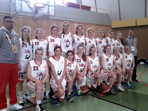 Wien Basketball Festival 2015 - M�rcius 30 �s �prilis 4 k�z�tt szervezt�k meg B�csben a 15-ik H�sv�ti Nemzetk�zi Kos�rlabda Fesztiv�lt, amelyre Eur�pa �s Amerika 21 orsz�g�b�l 492 csapat nevezett. A t�bb mint 5000  r�sztvev� kiskosaras fiuk �s l�nyok csapataikkal egy�tt h�t kateg�ri�ba (U12,13,14,16,18,20,22) versenyezhettek egym�s ellen.

A verseny �t napon �t tartott, az alapszakaszban 4-5 csapatos csoportokra osztott�k a r�sztvev�ket  ahonnan a gy�ztesek m�r kies�ses rendszerben folytathatt�k a versenyt.
https://www.youtube.com/watch?v=dQFy-dqLA84
Sz�kelyf�ldr�l 5 csapat nevezett be: U16-os n�i Sz�kely V�logatott, U15-os Sz�kely n�i v�logatott, U16-os Sz�kely fi� V�logatott, Cs�kszeredai VSK U16-os fi� csapata valamint a Sepsiszentgy�rgy-i Sportiskola U18-as l�nycsapata. 

Eredm�nyek:
Az U16-os Sz�kely V�logatott remek�l szerepelt ezen a torn�n, beverekedte mag�t koroszt�lya  legjobb n�gy csapata k�z�.

Eredm�nyeik a D csoportban:
81-7 a n�met Gerthe 1911 ellen, 43-32 a n�met TSJ Munchen ellen, 69-25 a szint�n n�met Rotenberg ellen, valamint 62-31 az olasz Starenegy Trieste ellen. A csoportb�l kijutva p�nteken nagyon neh�z nap k�vetkezett, hisz a d�nt�be ker�l�s�rt n�gy m�rk�z�st kellett lej�tszani. Az els� m�rk�z�sen a nyolcadd�nt�ben a n�met Ludwigsburg egy�ttes�t gy�zt�k le 64-13-ra, majd az olasz Rhodigium csapat�t estett�k ki a tov�bb jut�st�l (48-44). A nap harmadik m�rk�z�s�n a lengyel Bochnia csapata lett az �ldozata a v�logatottnak (31-21). Este 19 �rakor ker�lt sor az el�d�nt�kre amelyen az egyik �gon a Beac Budapest �s a Sz�kely V�logatott ellen j�tszott, m�g a m�sik oldalon a a litv�n Jelgava a nem�t DJK Brose Baskets ellen m�rk�z�tt.
https://www.youtube.com/watch?v=VrSVc_EiBTM
A Sz�kely v�logatott j�l kezdte a m�rk�z�st az els� negyedben 9-2 re vezetett, �m a m�sodik negyed m�sodik fel�t�l a hosszabb cserepaddal rendelkez� budapesti csapat eg�szp�ly�s emberfog�sra v�ltott, ami el�gg� megzavarta a f�radt sz�kely l�nyok j�t�k�t �s �gy az ellenf�l f�lz�rk�zott, majd �tvette a vezet�st. Az negyedik negyedben fej-fej mellett haladtak a csapatok, �m utols� percekben meg�t�lt b�ntet�ket a budapestiek dobt�k be pontosabban �gy �k jutottak a szombati d�nt�be.

Eredm�ny Beac Budapest - U16-os Sz�kely V�logatott 35-30.

Az U16-os Sz�kely V�logatott csapat tagjai: Biszak Bogl�rka (KSE), Bartok Rita (KSE), Volloncs Orsolya (KSE), Tollvaj Be�ta (KSE), Czimbalmos �gnes (Gyergy�szentmikl�s-i ISK) Kov�cs Ren�ta (Gyergy�szentmikl�s-i ISK), Incze Henrietta (Cs�kszeredai VSK), Fej�r Anett (Cs�kszeredai VSK). Edz� Ferencz Szabolcs (KSE).

A 'kisebb' U15-os Sz�kely V�logatott szint�n az U16-os kateg�ri�ba szerepelt �s a G csoportba sorolt�k be.
Eremeny�k: 63-12 a n�met Marzahn ellen, 55-24 az osztr�k Steyrer Hexen ellen, valamint 50-40 a n�met Rist Wedel ellen. A csoportb�l szint�n els� helyen tov�bbjut� sz�kely csapat a nyolcadd�nt�ig siker�lt menetelnie, ahol egy szoros m�rk�z�sen 46-35-re kikapott Debrecen egy�ttes�t�l.

Az U15-s csapat tagjai: Mares No�mi �s Csillag Dorottya (Vendor Udvarhely), Benedek Petra, Csiki Barbara, Kar�csony Orsolya, Kopacz B�borka, Csurulya Helga, Bimb� Eszter (KSE,) M�tyus Anita. Edz�: Hobaj Levente (Gyergy�szentmikl�s-i ISK)

A szombat d�lel�tti d�nt�ben a Jelgava (Litvania) - Beac Budapest 69-40.

A Sz�kely V�logatottak r�szv�tel�t t�mogatt�k: Zarah Modem, New Fashion, Nexxon, Covalact, Skat Kart, Romgaz, Panor�ma Turist, L�n�rt Optika, K�zdiv�s�rhely Tan�csa, Kov�szna Megye Tan�csa valamint a r�sztvev� gyerekek sz�lei.
