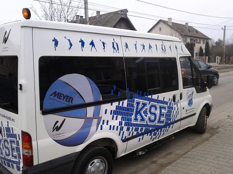 U12-es l�ny Sz�kely NB el�d�nt�k: Sziriusz Marosv�s�rhely - KSE 27-63 - A kos�rlabda Sz�kely NB U12-es l�ny kategori�j�ban m�rciusban lez�rult az alapszakasz �s elkezd�dtek az e�d�nt�k m�rk�z�sei.

Cs�t�rt�k�n �prilis 16-�n Marosv�s�rhelyen ker�lt sor a n�i U12 Sz�kely NB el�d�nt�j�nek m�sodik merk�z�s�re, amelyen a h�zigazda Sziriusz fogadta a KSE csapat�t.

Eredm�ny: Sziriusz Marosv�s�rhely - KSE 27-63

Sziriusz Marosv�s�rhely: Moln�r R, Kert�sz S, Ercse A, Szab� B, Szab� N, Moln�r N, Kov�cs I, Nagy Gy, Sebesi S, Miki C, Petrescu V, Balogh S. Edz�: Palpt�s Cs.
A KSE csapata: Balas D, Tronar D, Bandi F, B�ndi B, P�szka M, L�n�rt A, So�s J, Ol�h Zs, Kozm�n K, Tuchilus K, Izs�k, P�szka M. Edz�: Farkas Alp�r �s Cs�dor Botond.

Az el�d�nt� sorozat m�sik m�rk�z�s�n Sepsiszentgy�rgy-i ISK - Gyergy�szentmikl�s-i ISK 69-15 eggy�ttes�t gy�zte le, mig a harmadik m�rk�z�s�n a Csikszerda-i VSK a Negyfalusi J�v� ellen fog harcolni a d�nt�ben jut�s�rt.

Az alapszakasz ut�n az �ll�s:

A csoport
1. Sepsiszentgy�rgy-i ISK 8p
2. KSE 6p
3. N�gyfalusi J�v� 4p

B csoport
1. VSK Csikszereda 7p
2. Marosv�s�rhely-i Sziriusz 6p
3. Gyergy�szentmikl�s-i ISK 5p

A d�nt� torn�n az el�d�nt�k gy�ztesei j�tszanak az 1-3, mig a vesztesek a 4-6 helyez�sek�rt k�zdenek meg egym�s ellen.

A Sz�kely NB t�mogat�i a Zarah Modem, New Fashion, Nexxon, L�n�rt Optika, a K�zdiv�s�rhely-i �s a Kov�szna Megye-i Tan�csok