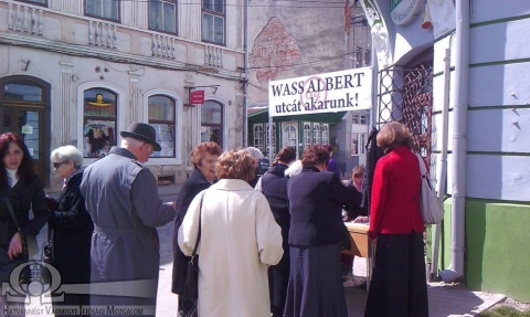 Már 1200 összegyűjtött aláírás Wass Albert nevére - A Hatvannégy Vármegye Ifjúsági Mozgalom (HVIM) kézdivásárhelyi szervezete jelenleg 1200 összegyűjtött aláírásnál tart. Mindez már elegendő ahhoz, hogy a városi tanács tényként kezelje a városlakók azon igényét, mely szerint Wass Albert írófejedelem nevét viselje egy utca vagy köztér Kézdivásárhelyen. A vármegyés vezetőség úgy döntött, hogy a városban található Millennium elnevezésű park kellene viselje az író nevét. Mindezek érdekében az aláírásgyűjtések folytatódnak, legközelebb Nyújtódón és Szászfaluban a délelőtti miséket követően. A mozgalom tagjai tovább dolgoznak az ügy érdekében és a városlakók támogatásával hamarosan a tanács elé terjesztik kérésüket.