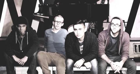 Balogh Tamás Quartet koncert - Május 7.-én 21 órától Balogh Tamás Quartet koncertjén vehetnek részt a Jazz Caféban.
A Balogh Tamás Quartet 2013 májusában alakult. Jazz zenekarról van szó, de zenéjükben ötvöződnek e legkülönfélébb stílusok úgy mint, pop, rock, hip-hop, vagy akár kortárs komoly zene. Friss lendületes zenéjükkel szeretnének eljutni a fiatalokhoz is és meggyőzni őket, hogy az improvizatív zene lehet menő.
Balogh Tamás - Zongora
Bille Gergő - Szárnykürt, trombita
Bartók Vince - Basszusgitár
Hidász Tamás - Dob
https://www.facebook.com/pages/Balogh-Tam%C3%A1s-Quartet/547909245231321
https://www.youtube.com/watch?v=aLZfpXtykKA
