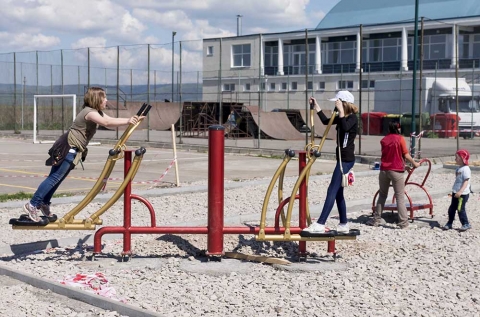 Mozgásparkot épít a Rotary Klub - Idei fő megvalósításának szánja a Kézdivásárhelyi Rotary Klub a sportcsarnok melletti zöldövezetben létrehozott mozgásparkot. A rekreációs hely már félkész állapotában is nagy népszerűségnek örvend.
Nem készült el teljesen a KSE-napokra, de használható állapotba került az a gyerekeknek és felnőtteknek tervezett mozgáspark, melyet a kézdivásárhelyi Rotary Klub épít és adományoz a város lakosságának. „A Rotary Klub-tagok adományaiból és a tagsági díjakból minden évben próbálunk valami hasznosat adni a településnek. Így esett a választás idén egy mozgáspark kialakítására”, tudtuk meg Bajcsi Ildikó soros Rotary-elnöktől.
Különböző izomcsoportok edzésére alkalmas, 7 db tornaszert állítottak fel, ebből 4 felnőtteknek, 3 gyermekeknek való, de a kicsik mellé mindenképp felügyelet szükséges. „Két további gép felállítására még lenne hely, a bővítéshez azonban már külső forrásokat kell bevonnunk,”, közölte az elnök asszony. Mint mondta, a térrendezés nagyobb része még hátravan: villanyoszlopok, fák, padok, szemetesek kerülnek a mozgáspark köré, és természetesen az elengedhetetlen gumiszőnyeg.
„A projektben fő partnereink Kézdivásárhely Önkormányzata, a Zarah Moden Kft. és Wilhelm Wegener úr, a helyi Rotary Klub tiszteletbeli tagja. A kivitelező még két évig vállal garanciát a felszerelésre, utána az önkormányzatra bízzuk a mozgáspark karbantartását”, összegezte Bajcsi Ildikó, aki azt is jelezte, hogy a hivatalos átadásra június 5-én kerül sor.