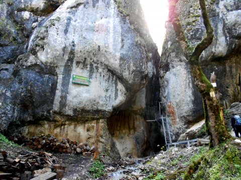 Túra a Nagykő-Havasra - Hétlétra - A Speoalpin szakosztály gyalogtúrát szervez 2015.06.07.-én a Nagykő-Havasra.
Útvonal: Malomdombok - Hétlétra - Nagykő-Havas mededékház - Nagykő-Havas csúcs - Malomdombok.
A hétlétránál, melyek közül a legkisebbek 2,5, a leghosszabb 15 méter magas, a terület kezelői belépő díjat szednek a látogatóktól.
Indulás reggel 7.00 -órakor mikrobusszal a Sinkovits sportpálya elől.
Az egésznapos túra jó fizikai kondiciót igényel.
Érdeklődni és helyet foglalni a mikrobusszra 20 lej (19 személy) 0741037818 -as telefonszámon, 2015.06.01.-ig (hétfő).