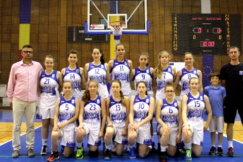 Országos 5.-ik a KSE ISK U16-s női kosárlabda csapata - Május 20-24 között Tirgovisten került sor az U16-os lány OB döntő tornájára amelyre a legjobb nyolc csapat jutott ki. Az elődöntő szakasz legnagyobb meglepetése a tavalyi bajnok, az aradi SPL kiesése volt, a nagyon kiegyensúlyozott második csoport ötödik hélyen végzett.
A döntő tornán az első körben két négyes csoportba kerültek a csapatok, a tét pedig a csoporton belül az első két hely megszerzése volt, amely biztosította az 1-4 közé jutást.
Az A csoportba került a Lapi Dés, a KSE-ISK, a hazai csapat a MSK-ISK Tirgoviste, valamint a selejtező tornáról 'outsiderként' érkező bukaresti Olimpia.
Az szezonbeli eredmények alapján a papírforma a házigazdák csapata még a KSE-ISK mellett szólt, ám az Olimpia nagy meglepetést okozott mindhárom mérkőzését megnyerte így első helyről került be a 1-4 közé. A másik három csapat nagy harcot vívott a második továbbjutó helyért és ebből a hármas csatából a hazai csapat jött ki győzelmesen.
Az A csoport táblázata az első kör után:
1. Olimpia 6p
2. Tirgoviste 5p
3. Dés 4p
4. KSE 3p
A KSE-ISK eredményei a csoportban Lapi Dés - KSE-ISK 53-50, Olimpia - KSE-ISK 64-37, CSM Tirgoviste - KSE-ISK 79-69.
A B csoportban meglepetés nem volt különösebb, az eredmények igazolták a papírformát és a bukaresti Champions valamint a brassói CSU jutott a legjobb négy közé.
1. Champions Bukatest
2. Brassó-i CSU
3. Sepsiszentgyörgy-i ISK
4. Gyulafehérvár-i SPL
A Sepsi ISK eredményei a csoportban 48-58 a Brassó- CSU ellen, 49-70 a Champion ellen, 62-55 a Gyulafehérvár-i SPL ellen.
Szombaton került sor az elődöntő fázisra.
Az 5-8 helyezésekért:
Lapi Dés - Gyulafehérvár-i SPL 60-54
KSE-ISK - Sepsiszentgyörgy-i ISK 63-42
Az 1-4 helyekért:
Brassó-i CSU - Bukatest-i Olimpia 67-41
Champions Bukarest - CSM Tirgoviste 57-45
Vasárnapi helyosztók
7-8 hely Sepsiszentgyörgy-i ISK - Gyulafehérvár-i SPL 48-28
5-6 hely KSE-ISK - Lapi Dés 55-39
3-4 hely CSM Tirgoviste - Bukarest-I Olimpia 55-38
1-2 hely Bukarest-I Champions - CSU Brassó 40-56
Táblázat
1. CSU Brassó
2. Champions Bukarest
3. CSM Tirgoviste
4. Olimpia Bukarest
5. KSE-ISK
6. Lapi Dés
7. Sepsiszentgyörgy-i ISK
8. Gyulafehérvár-i SPL