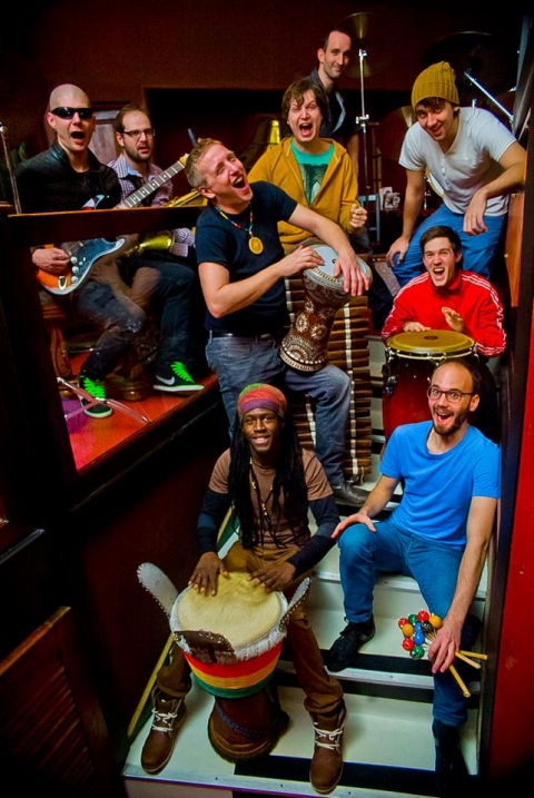 Euro African Playground koncertje - Augusztus 1.-én szombaton 21 órától, a salgótarjáni Euro African Playground koncertjén vehetnek részt a Jazz Caféban.
A banda 2011-ben alakult és Afro Fusion, World Music zenéket játszik.
Tagok:
Cheikh Ibrahima Fall - Vokál, Djembe, Balafon
Kornel Mogyoro - Perkució
Benedek Kiss - basszus
Janos Aved - szakszafon
Mike Gotthard - gitár
Marton Fenyvesi - gitár
ifj. Pisti Toth - gitár
Aron Talas - billenyűk
Marton Juhasz - dobok
https://www.youtube.com/watch?v=HsTKHQpPmPY&list=PL8DVvOOZZWEHiYOV5Yz__MX_HekJnBMHJ