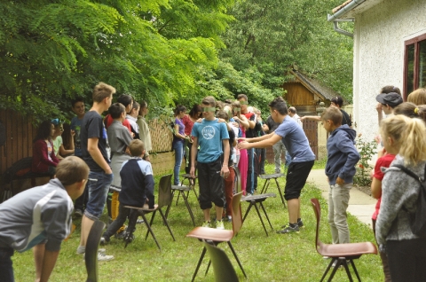 Szeretet mindenek felett…. - Konfirmandus nap Sz�kelytam�sfalv�n - Ifj�s�gi �nekek teremtett�k meg a hangulatot a konfirmandus napot bevezet� istentiszteleten, melyen 90, k�l�nb�z� gy�lekezetb�l �rkez� gyermek vett r�szt.
Nt. Balogh Zolt�n esperes k�sz�nt�tte a jelenlev�ket, elmondva, hogy a csal�d �ve jegy�ben zajl� rendezv�ny mai napj�n azt a koroszt�lyt pr�b�lj�k el�rni a programok sor�n megfogalmazott gondolatokkal, amelyiknek meg kell k�zdeni azzal a saj�ts�gos helyzettel, hogy a hit szempontj�b�l feln�ttekk� v�lnak: felel�ss�get kell majd v�llalniuk tetteik�rt, d�nt�seik�rt. Fontos megismerni Istent, az egyh�zat �s engedni, hogy a hit munk�lkodjon �let�kben. „Hit n�lk�l lehetetlen Istennek tetszeni”- fogalmazta meg az esperes.

Hegyi Istv�n helyb�li lelk�sz a R�m. 13,8-10 alapj�n hirdette az ig�t. „A szeretet a t�rv�ny bet�lt�se”- sz�lt az �zenet a felebar�ti szeretetr�l, az Isten �ltal sz�vbe �rt t�rv�ny bet�lt�s�r�l. Ki a mi felebar�tunk? Hol a helye az �let�nkben? Az igehirdet� az irgalmas samarit�nus p�ld�j�val l�ttatta azt, hogy ki is a felebar�t �s ki az, aki bet�lti Isten szeretetparancs�t. Az embernek egy tartoz�sa van a vil�gon, hogy szeresse embert�rs�t….

Sz�net ut�n a t�ma, lelkip�sztorok �ltal vezetett, kiscsoportos feldolgoz�sa k�vetkezett, ismerked�s j�t�kok �s nagyon tanuls�gos csoportos besz�lget�s keret�ben.

Csoportj�t�k ut�n finom eb�d, majd bibliai vet�lked� �s �hitat (Pop Levente p�vai lelkip�sztor) z�rta a l�leker�s�t� napot.