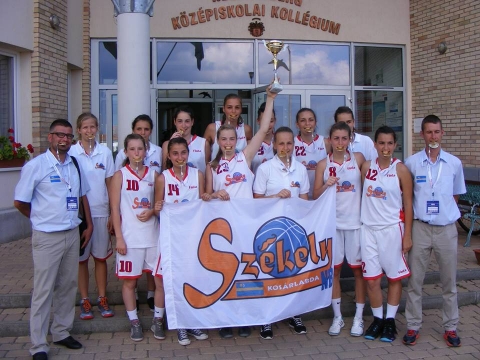 Kaposvári vendégszereplés - A női utánpótlás Székely Válogatott július 19-25 között Kaposváron vendégszerepel az Intersport Youth Basketball Festivalon. A lányok az u18-as kategóriában fognak szerepelni két csapattal Székely Válogatott A, valamint a Székely Válogatott B.
Nemes Áron sepsiszentgyörgyi és Hobaj Levente gyergyószentmiklósi edzők a következő összeállítású kerettel utazik Magyarországra:
1 Kanyó Barbara (Sepsiszentgyörgy)
2 Gergyely Orsolya (Sepsiszentgyörgy)
3 Sándor Boróka (Sepsiszentgyörgy)
4 Biszak Boglárka (Kézdivásárhely)
5 Kovács Renáta (Gyergyószentmiklós)
6 Kovács Kincső (Sepsiszentgyörgy)
7 Tamás Kincső (Gyergyószentmiklós)
8 Szőcs Janka (Székelyudvarhely)
9 Fejér Anett (Csíkszereda)
10 Incze Henrietta (Csíkszereda)
11 Bölöni Noémi (Sepsiszentgyörgy)
12 Holinka Hanna (Sepsiszentgyörgy)
13 Bimbó Eszter (Kézdivásárhely)
14 Csurulya Helga (Kézdivásárhely)
15 Taranek Andrea (Sepsiszentgyörgy)
16 Jankó Edit (Sepsiszentgyörgy)
17 Csiki Barbara (Gyergyószentmiklós)
18 Bitai Szidónia (Sepsiszentgyörgy)
19 Benedek Petra (Gyergyószentmiklós)
20 Mares Noémi (Székelyudvarhely)
A keretből hiányzik két kézdivásárhelyi tehetség a sérült Voloncs Orsolya és az U16-os Roman Válogatottal a makedóniai EB-re készülő Bartok Rita.
(A képen a tavalyi kaposvári torna-győztes Székely Válogatott csapata.)