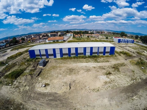 Megnyitja kapuit a kzdivsrhelyi ipari park - Vghez kzelednek Kzdivsrhelyen az ipari park munklatai, az nkormnyzat megnyitotta a plyzst a vllalkozsok szmra. A felttelek elnysek, a cgek fejldst s j munkahelyek teremtst szolgljk.

Kzdivsrhely az erdlyi gazdasg egyik virul kzpontja, Brass vrostl 66 km-re, a kultrban is feltrekv megyekzponttl, Sepsiszentgyrgytl 32 km-re fekszik, a Brass–Bk kztti 547-es eurpai t els szakaszn. Ez az t mindig is az Erdlyt s Moldvt sszekt kereskedelem f rvonala volt az Ojtozi-hgn t, melyen a brassi iparosok s kereskedk tszlltottk ruikat Moldvba, gy a Sachsenweg azaz szszok tjaknt is emlegettk.

pp az emltett t mentn, a vastlloms szomszdsgban kezddtt el 2013-ban az egyik ipari park felptse, melyet az akkori vrosvezets Kzdiszk gazdasgi fellendtsrt plyzott meg. Nemrg elkszlt az j bektt is (Nap utca), amelyet a clnak megfelelen kiszlestettek s ellenllbb tettk a megnvekv (teher)forgalom befogadsra.

Az ipari park alapterlete 7.28 hektr, ezen ngy termelsi csarnok ltesl, amelyek kzl egyik feljtott s hrom jonnan ptett, mindegyik bels utakkal sszektve.  Ezen csarnokok „benpestsre” kerl most sor, az ezt clz versenytrgyals(ok) kirsval. A jelentkez vllalkozsok menteslnek a terlet- s ingatlanad befizetse all, s felettbb kedvezmnyes ron juthatnak a brelhet fellethez. Ezen kvl sajt csarnokok felptsre is van lehetsg, amennyiben a mr ltezk nem felelnek meg az elvrsoknak. A csarnokok egyarnt alkalmasak termelsre vagy raktrozsra, mindegyik rendelkezik a tevkenysgekhez szksges nagy teljestmny villanyhlzattal, vz- s gzvezetkekkel. A helyszn minimum ngy, maximum hat kis s kzepes vllalkozs mkdtetsre alkalmas, a beruhzsok a hozzadott rtk alapjn nyerhetnek elsbbsget a konkurensekkel szemben. Elnyt jelenthetnek a hasznlt innovatv, krnyezetkml technolgik (hulladkok jrahasznostsa, villamos s henergia termelse jrahasznosthat forrsokbl stb.), illetve a ltrehozand munkahelyek szma, ami minimum 79 kell, hogy legyen. A tovbbi pontostsokrt s egyb informcirt tanulmnyozhat az Ipari park mkdsi szablyzata a www.kezdi.ro honlapon (a 64-es szm HTH mellklete), illetve bvebb felvilgosts ignyelhet a Kzdivsrhelyi Polgrmesteri Hivatal Plyzatr irodjban, a +40 267 361 974, 135-s bels szmon, a +40 720 143 746 telefonszmokon vagy a janos.bartha@kezdi.ro e-mail cmen.