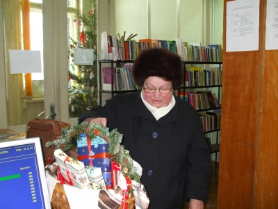 Vakaj�nd�k az olvas�knak! - A 'Vakaj�nd�k' elnevez�sű j�t�kot id�n is megszervezte a v�rosi k�nyvt�r. Az aj�nd�koz�s c�lja az, hogy olyan k�nyvet adjunk az olvas�k kez�be, amely a mai sikerk�nyvektől elt�rően a klasszikus sz�pirodalom k�r�be tartozik. Olyan szerzők k�nyveit k�n�ljuk k�lcs�nz�sre, akik decemberben sz�lettek (Ajtmatov, Heinrich B�ll, R�th-V�gh Istv�n...), �gy olvas�ssal, l�lekben k�z�sen �nnepelj�k a klasszikusokat! A j�t�k l�nyege, hogy a felnőtt olvas�k a meghat�rozott h�rom k�lcs�n�zhető k�nyv�n k�v�l, negyediknek egy sz�pen becsomagolt k�nyvet v�laszthatnak. A k�nyv meglepet�s, hiszen csak otthon l�thatj�k mit is v�lasztottak ki a rengeteg becsomagolt k�nyv k�z�l. A k�nyv mell� egy r�vid k�rdő�vet is kapnak az olvas�k, amelyre r��rhatj�k v�lem�ny�ket a k�nyvről, a k�nyvt�rr�l, illletve javaslatokat �rhatnak a k�nyvt�rral kapcsolatosan. A k�nyvet hat�ridő lej�r�sa ut�n vissza kell vinni a k�nyvt�rba, a 'Vakaj�nd�k' sz� maga az elolvasand� k�nyv kiv�laszt�s�t c�lozza, az aj�nd�k abban �ll, hogy az aj�nlott mű elolvas�s�val a k�nyvt�r egy kis szellemi t�bbletet ny�jt az �nnepek idej�re.A k�nyvt�r blogc�me http://kezdikonyvtar.blogspot.com/