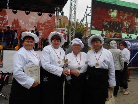 Kolb�szpar�d� Sepsiszentgy�rgy�n - Ezen a napon, 2015, okt�ber 10-�n zajlott Sepsiszentgy�rgy�n a Kolb�szpar�d�, ahol n�gyen k�pviselt�k az egyes�let�nket: Sylveszter Ibolya, Bekk �va, R�kosi Judit �s S�nta M�ria. Az eredm�ny mag�r�l besz�l: Ez�st oklev�l �s gy�ny�r� kupa, �s egy befizet�s aj�nd�kk�nt, a B�k�scsabai Kolb�szt�lt�re.
Gratul�lunk a r�sztvev�knek! �s hajr�: sok sikert B�k�scsab�n!