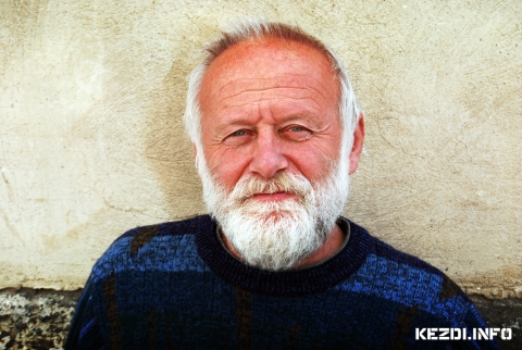 67 éves Vetró András erdélyi magyar szobrász, Vetró Artúr fia - 67 éves Vetró András erdélyi magyar szobrász, Vetró Artúr fia. (született:Temesvár, 1948. október 14.)
1973-ban végzett a Kolozsvári Szépművészeti Intézet szobrászati szakán. Tanárai: Löwith Egon szobrászművész, Bretter György filozófus, Földes László esztéta és édesapja, Vetró Artúr. 1973-ban Kézdivásárhelyre kérte kinevezését, ahol mintázást, rajzot és művészettörténetet tanított a helybéli Nagy Mózes Gimnáziumban. 1973 óta részt vesz egyéni és csoportos kiállításokon, hazai és külföldi alkotótáborokban. Szabadtéri munkái több hazai és külföldi városban megtalálhatóak. A Nagy Mózes Közművelődési Egyesület Hagyományőrző Társaságának keretében működő 15. Székely Határőr Gyalogezred I. Zászlóalja I. Századának parancsnoka. A Képzőművészeti Szövetség Sepsiszentgyörgyi fiókjának tagja, az újraalakult Barabás Miklós Céh tagja.
Körplasztikái és domborművei kővel, patinázott gipsszel és fémmel (főként alumíniummal) készülnek. Érdeklődéssel fordult történelmi és sport-témák felé.
'...Vetró András rendkívüli magas szinten folyatja és viszi tovább, örökíti át és bontakoztatja ki, az apai (vagy családi?) örökséget, olyan tradíciókra alapozó-építő és a jövő felé minduntalan kapukat nyitó, új lehetőségeket megkísérlő és megkísértő szobrászművészet teremtve, amely őt a felső-háromszéki műhely elszigeteltségéből az ország és Európa áramaiba emeli. Bizonyítván, hogy provincia csak a szívekben, a lelkekben és az agyakban létezik, az alkotó és az alkotás - rangja, mélysége jogán - egyetemes értékű és érvényű lehet.'
Magyari Lajos
'...Vetró András sorozatait emelném ki, a szándék, a törekvés és küzdelem képregényeit: a Lovagot és a Nagy mutatványt. A groteszk emberi és elnéző szemléletét annak a harcnak, amit a személy, az egyén harcol szabadulásáért a bezártságtól. A plakett valóságos műfaj a kezében. A keretezett forma-gát hőseinek, akik mindent megtesznek, egész a humoros kétségbeesésig, a nyaktörő ravaszságig, hogy szabadságra jussanak. Hiszen bensőjük eleve szabad.'
Bereményi Géza
A művészekről általában azt tartják, hogy befele forduló, különc, öntörvényű emberek. Szellemváruk tornyából figyelik a világot, hogy a feldolgozott anyagot aztán kódolt üzenetek formájában szétküldjék a világba.
A kolozsvári egyetemi évek után Kézdivásárhelyen telepedik le, a Kosztándi házaspár alapította rajziskolában tanít, műtermet kap, szobrászkodik, tanít, buzdít, nevel.
Termékeny alkotó. Munkássága sorozatokba tömörített: a Lovag – Bohóc, a Nő – Anyaság, valamint a nagyjaink (történelmi) arcképcsarnoka témakörét járja körül, filozófikus beállítottsággal, enyhén ironikus (és önironikus) hangvétellel, szívós és fantáziadús következetességgel.
Ugyanez a kemény, szellemes munkatempó jellemzi pedagógiai tevékenységét is. Ritka az a gyerek, amelyik elmondhatja magáról, hogy már hetedik elemistaként lovasszobrot épített. Vetró mester vezetett rá, hogy nemcsak lehet, hanem kötelező nagyot álmodni. Arra is, hogy nincs a műfajok között merev határ, a minőség az egyetlen mérce. Útmutatása nyomán művészi próbálkozásaink átcsaptak egymásba, átjárhatóvá váltak.
Nem csoda, hogy a Nagy Mózes Líceum évkönyvében visszaemlékezők közül oly sokan idézik fel a rajztagozat szabad és kreatív légkörét.
Vetró András szobrászatában, de nevelői és közéleti megnyilvánulásaiban is vezérelv, hogy a folyamat fontosabb, mint a kész mű.
Van ebben jó adag férfias szemérem – a tett elsődlegessége a „látva lássanak”-kal szemben – számomra mégis a korszerű alkotó alapállása ez, aki folymatokban, változatokban, sorozatokban gondolkodik és aki számára művészet és élet egy és ugyanazt jelenti.
András hagyományőrző honvéd, műkedvelő színész, múzeumbarát, kiállításszervező. És soha nem panaszkodik, hogy mindez művészete kárára lenne. Köz- és magánélet egymást gazdagítja, egymást generálja, közben, szinte észrevétlen, az Ember, a Művész egyre több hajszálgyökérrel kötődik környezetéhez.
Választott városa terei, parkjai benépesültek nemzetünk jeleseinek szobor-arcmásával, „akik” furák, darabosak, szúrós tekintetűek, karcosak-harcosak, a történelem darálóját kiálltak, műteremből, szoborerdőből végleg kiszabadultak, „akik” már saját életüket élik.
... Műteremlátogatás -, ahová a fantázia és az empátia már elégséges belépőnek, hogy egy példaértékű, hittel és alázattal – reméljük, még nagyon sokáig! – járt művészi életútnak a szemlélői, részesei lehessünk.
Isten éltessen sokáig, drága Mesterünk!
Vargha Mihály
'...Vetró András plakettsorozata: Bohóc (A Nagy Mutatvány) I-II-III-IV, filozófikus jellegű munkák, olyan embernek az alkotásai, aki egységes látásmód megteremtésén fáradozik, s van ereje és tehetsége a dolgok, jelenségek mögött meghúzódó összefüggések értelmezésére. Nehéz feladatra vállalkozott, úgymond 'szokványos' motívumokból újszerű, emberközpontú jelrendszer kidolgozására. Művészi és intellektuális bátorsága eredményesnek mutatkozik: magas lelki hőfokon tud egyetemes létproblémákról szinte tőmondatokban beszélni.'
Incze László