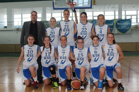 U18-as kos�rlabd�s l�nyok KSE-Isk - Phoenix Galac 83-44 - A h�tv�g�n a KSE kos�rlabda csapatai hazai p�ly�n szerepeltek. Szombaton az U18-as l�nyok, l�tv�nyos j�t�kkal k�nnyed�n gy�zt�k le hazai p�ly�n a galaci Phoenix -SPL csapat�t. A m�rk�z�s hazai rohamokkal indult, a KSE eg�sz p�ly�s agressz�v v�dekez�se nagyon megzavarta a vend�geket �s 5 perc eltelt�vel m�r 16-0-t mutatott a tabella. A m�sodik negyedben ugyan�gy folytat�dott, tov�bb n�tt a k�l�nbs�g a k�t csapat k�z�tt. A harmadik negyedt�l kezd�d�en, mivel a m�rk�z�s m�r eld�lt az els� f�lid�ben, Kolarevic mester �jabb taktikai elemeket gyakorolt, amik remek�l bej�ttek a kil�togat�  k�z�ns�g nagy �r�m�re.

A KSE a k�vetkez� fordul�ban j�v� h�tv�g�n �ll majd k�t h�t m�lva okt�ber 31-�n hazai p�ly�n fogadja a tavalyi koroszt�lyos bajnok Brass�-i ESK egy�ttes�t.

KSE-ISK - PHOENIX GALAC 83-44 (26-9; 24-11; 22-7; 17-17)

KSE: Csurulya H. 20p; Kov�cs R. 18p; Biszak B. 10p; Bart�k R. 9p; Bimb� E. 8p; Incze H. 6p; Voloncs O. 5p; Rendy H. 4p; Fej�r A. 3p; M�tyus A.; Edz�: Ljubomir Kolarevic.
GALAC: Grigoraș F. 12p; Stan A. 11p; Cristea C. 9p; Vreme M. 8p; Robitu E. 4p; Tudor M.; Dumitru R.; Costea C.; Dr�gan A.; Purcel C.; Zaharia T.; Edz�: Grigoraș F.