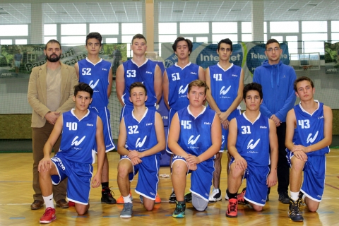 U18 fiú kosár NMSK-Bukarest-i Dinamó 43-65, jön a Steaua a kézdivásárhelyi Sportcsarnokba október 31-én - Szombaton, 2015 október 24-én zajlott a fiú U18-as OB 2-ik fordulója. Ezúttal a Nagy Mózes csapata a Dinamo Bukarest csapatát fogadta vendégül.
A mérkőzés elején a két csapat egymásnak feszült és mindkét csapat szorosan kezében tartotta a mérkőzést. Talán a hazaiak kicsit rámenőssebbek és magabiztosabbak voltak, ezért végig csekély előnyük volt de sok személyi hiba következtében amit az agresszív és erős védekezés szült a Dinamo nem maradt le, így egyenlő lett az első negyed. A második negyedet gyengén kezdte a hazai gárda, míg a vendégek ugyanazt a ritmust játszották, így el is húztak kissé a tabellán. Időkérés után összekapták magukat a Nagy Mózes-es fiuk de sajnos nem tudtak kiegyenlíteni a félidőig. A harmadik negyed kezdetekor a vendégek védekezési taktikát váltottak és sajnos Kézdi ezt nem tudta szétroppantani egészen a negyed végéig. Az utolsó negyed újból kiegyensúlyozott mérkőzést produkált, míg végül a Dinamo győzött.
Érdemes megjegyezni, hogy a hazai fiuk maximális ambícióról tettek tanúbizonyságot, sokkal több feldobott labdájuk volt mint ellenfelüknek, sajnos rengeteg feldobott labda nem ért célba és talán ez az egyik fő oka a veszteségnek.
Végeredmény 43 - 65. A 3-ik fordulót ugyancsak Kézdivásárhelyen rendezik, ezúttal az ellenfél a rangos és hatalmas hagyománnyal rendelkező bukaresti Steaua, aki mellesleg a tavaly évi bajnok.
A mérkőzés szombaton 2015 október 31-én lesz 12:00 órától a kézdivásárhelyi Sportcsarnokban.
Hajra Nagy Mózes!!! #hajrakezdi