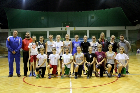 Perform Basket Kzdivsrhelyen - Perform Basket Kzdivsrhelyen
Oktber 24-25-n a Romn Kosrlabda Szvetsg az orszg 13 kosrlabda kzpontjban tartotta a Perform Basket elnevezs, terleti vlogat programot, amelyre a klubok a 2002-2003-ban szletett legtehetsgesebb gyerekekkel nevezhettek. 

Az idn a program 6 alkalommal kerl majd megrendezsre s a rsztvev sportolk kzl vlasztjk ki majd azon utnptlsra vlogatott jtkosokat, akik kt-hrom v mlva a nyri ifjsgi EU bajnoksgokon kpviselik majd Romnit.

A lnyoknl az idn Ploiesti-et, Ds-t s Kzdivsrhelyt jellte ki a szvetsg a program helysznnek. A kzdivsrhelyi akcira 16 gyerek nevezett Brass, Hargita s Kovszna megykbl. Az edzsek Farkas Alpr s Ljubomir Kolarevic irnytsval zajlottak, akiknek a munkjt mg segtette hrom fiatal helyi edz Csdr Botond, Kszoni Boglrka s Molnr Nomi.

A Perform Basket kvetkez akcija november 28-29-n lesz megtartva szintn Kzdivsrhelyen. 