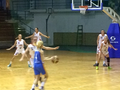 Megvan a harmadik győzelem a Liga 1-ben: KSE - Ploiest-i MSK 56-48 - Szoros izgalmas mérkőzést játszott a KSE hazai pályán a ploiestiek ellen vasárnap délután a Sportcsarnokban.
Az első kétnegyedben egálba játszott a két csapat, ám a harmadik negyedtől a KSE védekezést váltott, ami nagyon jó húzásnak bizonyult, hiszen plusz támadásokhoz jutott, lassan átvette a vezetést a tabellán és nem engedte ki azt a mérkőzés végéig.
KSE - Ploiest-i MSK 56-48
(10-12; 12-12; 16-10; 18-14)
Játszottak: Csurulya 20p (1x3), Kovács 13p (3x3), Debreczi 12p, Biszak 3p, Bartok 3p, Voloncs 2p, Kászoni 1p, Fejér, Incze.
Bravó lányok megvan a harmadik győzelem is a Liga 1-ben. A következő fordulóban a KSE november 29-én a brassói Olimpia csapatával játszik.