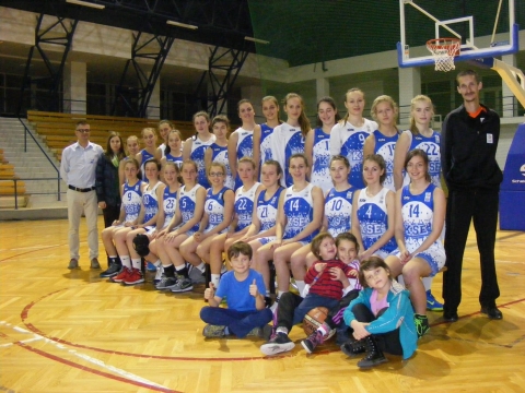 Kosárlabda nosztalgia mérkőzés a Sportcsarnokban - Szerdán december 23-án szakosztályunk megszervezi az immár hagyománnyá vált karácsonyi 'Nosztalgiamérkőzést', amelyen a régebbi generációs kosarasaink kihívják egy mérkőzés erejéig az éppen aktuális csapatokat.
Az idei szezontól a fiuk is csatlakoznak, így számukra is lesz mérkőzés.
A jelenleg remek formában játszó második helyen álló Liga I-es csapat ellenfelei 2012-es évben a női A osztályba feljutó KSE csapata lesz.
A régi gárdából van aki már abba hagyta a profi kosárlabdát, de többen magas szinten űzik még a sportágat. Így például Domokos Réka a pécsi Pinkket, Demeter Hanna a galaci Phoenix-et, Demeter Nóra a Peac Pécset, Lénárt Paula a Nothfield Mount Hermon-t (USA) erősítik az idei szezonban.
Jó mérkőzések lesznek, érdemes lesz kilátogatni a Sportcsarnokba.
A program :
17:00 NMSK 2012 - NMSK 2015
18:00 KSE 2012 - KSE 2015
https://www.facebook.com/events/948641965228251/