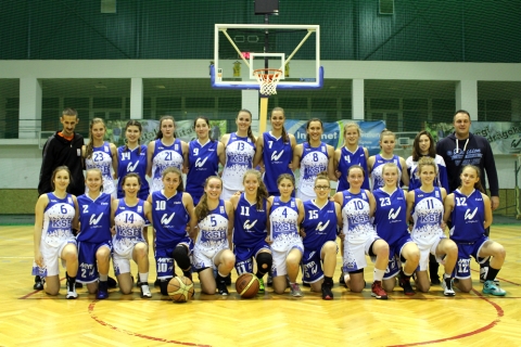 Nosztalgia mérkőzés 2015 kosárlabda lányok - Remek hangulatban zajlott a 2015-os Nosztalgiamérkőzés a Sportcsarnokban. Egy végig egál mérkőzésen a 'kicsik' többször is megszorongatták példaképeiket, ám a végén a rutin győzött. Sajnos a Demeter lányok (Nóra és Hanna) ezúttal hiányoztak, ám jó volt ismét pályán látni az egykori 'nagycsapatot'.
KSE 2012-KSE 2015 36-32 ( 6-4;9-6;7-6;14-15)
KSE 2012: Lénárt Paula 14p , Domokos Réka 9p, Jakab Ágnes 5p (1x3), Debrezci Iringó 4p, Kászoni Boglárka 2p, Koncz Enikő 2p, Molnár Noémi, Rendy Réka, Gocsman Eszter, Csáki Barbara, Luka Zsuzsa.
KSE 2015: Kovács Renáta 10p (1x3), Csurulya Helga 8p, Fejér Anett 4p, Biszak Boglárka 2p, Voloncs Orsolya 2p, Bartók Rita 4p, Bimbó Eszter 2p, Rendy Hanna, Mátyus Anita.
