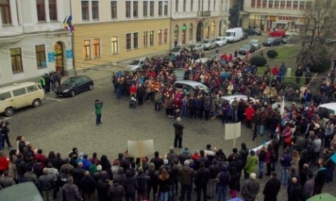 Az igazság nevében - szimpátiatüntetés a Gábor Áron téren - Szombaton, január 2-án délután 16 órakor ismételten utcára szólítjuk mindazokat, akik nem félnek és jelenlétükkel akarják támogatni a meghurcolt székely vármegyéseket. A szimpátiatüntetés a Gábor Áron téren kezdõdik és a megszokott rend szerint fog lezajlani. A jelenlegi román hatalom koholt vádakkal próbál elnyomni bennünket, mi nem tehetünk mást, minthogy az igazságunkkal megtörjük a hazugságaikat. Várunk mindenkit szeretettel!

Fotó: szekelyhon.ro
