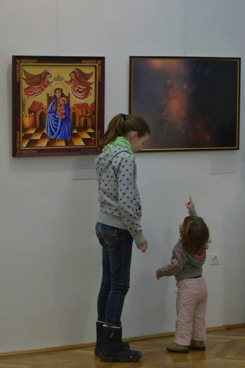 Bolodgasszony id�szakos ki�ll�t�s - �lm�nyk�zpont�, interakt�v tematikus �r�kra h�vjuk az �rdekl�d�ket az Incze L�szl� C�ht�rt�neti m�zeumba, Bolodgasszony c�m� id�szakos ki�ll�t�sunkra. A Nemzetstrat�giaii Kutat�int�zet �ltal l�trehozott �s v�ndoroltatott t�rlaton 55 h�res kort�rs k�pz�m�v�sz Sz�z M�ria �rtelmez�sei tekinthet�ek meg, pl. Babba M�ria, Patrona Hungariae, K�penyes Madonna, Fekete Madonna, Boldogasszony, Napba �lt�z�tt Asszony, Angyalos M�ria, Szepl�telen Sz�z. Csoportos jegy�nk �ra 50 RON.
Azoknak a hitoktat�knak, pedag�gusoknak, akik tan�r�juk tart�s�t ebben a ki�ll�t�si t�rben k�pzelik el, a m�zeum ingyenes �ratart�si lehet�s�get biztos�t.

�rdekl�dni, id�pontot egyeztetni a 0267361748 (m�zeum) vagy 0751248277 (Dim�ny Erika m�zeumpedag�gus) lehet. 
