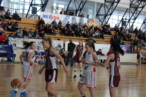 A h�tv�g�n zajlott U13-as l�ny OB els� el�d�nt� m�rk�z�sek eredm�nyei - P�ntekt�l vas�rnapig zajlott Nagyb�ny�n az U13-as l�ny OB els� el�d�nt� torn�ja, amelyen a k�vetkez� eredm�nyek sz�lettek:

KSE – Botosani: 61-22 (18-5;13-2;16-8;14-7)

Nagyb�nya – KSE: 56-55 ( 16-7;15-17;18-9;8-22)

CSS 6 Admar – KSE: 83-47 (26-10;16-11;28-4;13-22)

KSE - Szebeni ISK: 19-12 (0-2;8-2;5-2;6-6)

Ploiesti ISK – KSE: 27-65

Vas�rnap d�lben n�i Liga I-es m�rk�z�st rendeztek a Sportcsarnokban: 

KSE - Bukaresti Rapid 70-40 (21-12;20-7;13-11;16-10)

A KSE gyorsan rendezte a sorait �s a remek v�dekez�s�nek, majd az ezt k�vet� gyors ellent�mad�sainak k�sz�nhet�en hamar �tvette vezet�s�t a tabell�n.
 A folytat�sban is a hazai csapat dikt�lta az iramot, egyre l�tv�nyosabb megold�sokkal k�nyeztetve a n�z�ket. A harmadik negyedt�l a hazaiak �ltal dikt�lt ritmus enyh�lt egy picit kiegyens�lyozottabb lett a m�rk�z�s egy percig sem volt k�ts�ges a jobbik csapat kil�t�. 

A j�v� vas�rnap a KSE  Ploiesti-re utazik, ahol a helyi CSM vend�ge lesz . A k�vetkez� fordul�ban szombaton hazai p�ly�n a Bukarest-i Olimpia lesz az ellenf�l. 

Szombaton Ploiestien ker�lt sor az  U18-as l�ny OB el�d�nt� szakasz�nak els� fordul�j�ra.

A k�vetkez� torna febru�r 19-21 k�z�tt lesz megszervezve.
