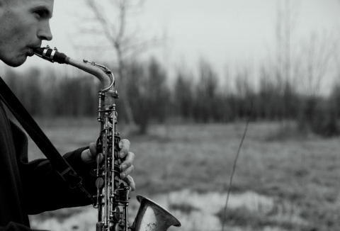 T�th Viktor koncertje - 2016 febru�r 20.-�n, szombaton, 21 �r�t�l T�th Viktor koncertj�n vehetnek r�szt a  Jazz Caf�ban.

T�th Viktor a magyar jazz�let egyik legsokoldal�bb figur�ja. Zenei szem�lyis�ge ugyanolyan hat�ssal k�pes megnyilv�nulni virtu�z postbop-fenegyerekk�nt (a T�th Viktor Tercettben), mint a l�lekhez sz�l�, spiritu�lis muzsika k�l�nleges tolm�csak�nt (az Arura Tri�ban)” – �rja r�la a sajt�. Climbing with mountains c�m� albuma a 2007-es �v,- leg�jabb lemeze a Szemed Kincse a 2014-es �v legjobb jazz lemeze d�jat nyerte el. A 2010-es �v jazz szem�lyis�g�nek v�lasztott�k, 2014 �s 2015-ben pedig az �v altszaxofonos�nak szavazt�k Magyarorsz�gon. A szaxofonos saj�t mag�t egy �ton j�r� keres� emberk�nt l�tja, zenei t�rekv�seiben az egyetemes harm�ni�val v�gyik egys�gre. 2010-ben jelent meg Tartim c�m� albuma majd ezt a Popping Bopping k�vette 2011-ben. Olyan nagys�gokkal j�tszott egy�tt, mint Hamid Drake (dob), Henry Franklin (bass), William Parker (bass), Piotr Wojtasik (trombita), John Betsch (dob), Dresch Mih�ly (sax), k�z�s koncertjeiket a zen�sz mint a tanul�s, �nfejleszt�s nagyszer� alkalmait l�tja. Hangszeres j�t�k�ra a dinamikus, m�gis �rz�keny kifejez�sm�d jellemz�, zenei megnyilv�nul�saiban a pillanat energi�it k�v�nja megragadni. J�tszott Eur�pa �s az Egyes�lt �llamok sz�mos jazz fesztiv�lj�n, saj�t tercettj�t vezeti, kort�rs t�ncossal duettezik, n�pzen�t gy�jt, zen�t szerez, �j utakat keres.

https://www.youtube.com/watch?v=losIQGCQhSo