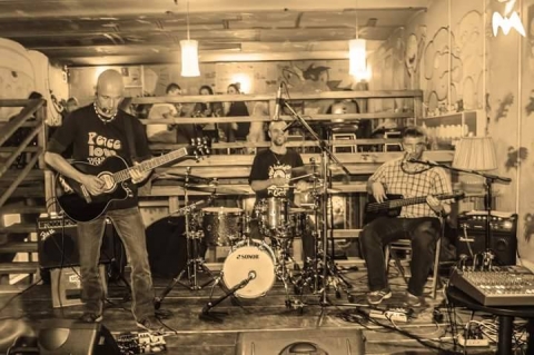 Bronx - Acoustic koncertje - 2016 febru�r 12.-�n szombaton 21 �r�t�l, a marosv�s�trhelyi Bronx Acoustic koncertj�n vehetnek r�szt a Jazz Caf�ban.

A csapat 1992-ben alakult, �t dem� kazetta ut�n 2012-ben adt�k ki elsõ albumukat.

Bronx Robbie - vok�l, git�r
Ionescu Cristian - git�r, h�tt�r vok�l;
Bako Hunor - baszus git�r; h�tt�r vok�l;
Bako Adam - dobok

https://soundcloud.com/bronxroby/wait-bronx