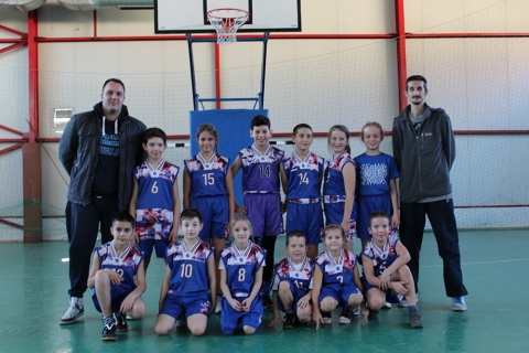 U11-es Sz�kely NB eredm�nyek - Szombaton �s vas�rnap j�tszott�k  Bereckben �s Sz�kelyudvarhelyen, az U11-es Sz�kely NB vegyes kateg�ri�j�nak els� teremtorn�it.

Szombati Sz�kelyudvarhelyen j�tszott m�rk�z�sek eredm�nyei:
Gyergy�szentmikl�s ISK (l�ny) - Vuk SK Gyergy�szentmikl�s (fi�): 70-8
Marosv�s�rhely BC (fi�)-Vendor Udvarhely (fi�):  84-10
Vendor SK - Vuk SK: 47 - 6
B.C. Marosv�s�rhely - Gyergy� ISK l�nyok: 61 – 15

Vas�rnapi Bereckben j�tszott m�rk�z�sek eredm�nyei: Bereck – KSE: 25-28
Sepsiszentgy�rgy ISK - Bereck: 26-7
Sepsiszentgy�rgy ISK – KSE: 29-21
A fot�n Bereck, U11-es csapata. 