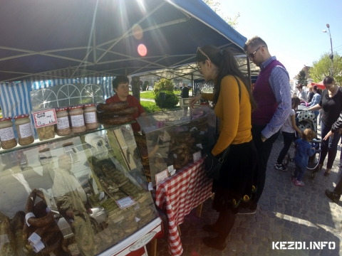 Febru�ri term�kv�s�r - V�s�roljon innen helyi, sz�kely, hagyom�nyos term�ket, z�lds�get �s gy�m�lcs�t helyi termel�kt�l, tejterm�ket, friss p�k- �s hentes�rut, piaci hangulatban.

Hagyom�nyos term�kv�s�r 2016. febru�r 13.-�n, szombaton 8-15 �ra k�z�tt a G�bor �ron t�ren.