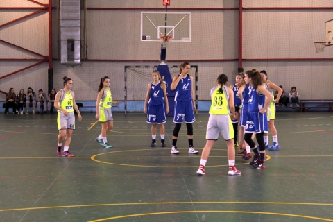 U18-as OB m�sodik el�d�nt� Kolozsv�r - KSE besz�mol� - Kolozsv�ri kos�rral indul az U18-as OB m�sodik el�d�nt� csoportj�nak rangad�ja, amelyen a csoport k�t verhetetlen csapata esett egym�snak szombaton, a Ion Abirgeanu iskola sportterm�ben.

M�r az els� percekt�l kezd�d�en, a hazaiak egy k�nyelmetlen eg�sz p�ly�s v�dekez�ssel nehez�tett�k csapatunknak a labdafelhozatal�t. A negyed v�g�re a l�nyainknak siker�lt ezt a probl�m�t megoldani.
A m�sodik negyedet csapatunk uralta, �gy a negyed v�g�re siker�lt kiegyenl�teni a tabell�n. A harmadik negyedet nagyon j�l kezdt�k �s a remek form�ban j�tsz� Kov�cs Ren�ta vez�nylet�vel h�t pontos el�nnyel j�rtunk, mikor a hazaiak edz�je id�t k�rt, hogy rendezze a sorokat. Az utols� negyed 5 pontos vend�g el�nnyel indult, a csapatunk f�radni kezdett, a dob�saink egyre pontatlanabbak voltak. �sszej�tt egy-k�t k�nnyen eladott passz is, amivel �ltek a hazaiak �s az utols� 2 percben �t vett�k a vezet�st a tabell�n �s megnyert�k a m�rk�z�st.
�sszess�geben nagyon sz�pen l�tv�nyosan j�tszottak a l�nyok a bajnoki c�m egyik f� es�lyese ellen. K�r az utols� percek�rt. Tal�n ha a b�ntet�inket jobban �rt�kes�tj�k, megnyerhett�k volna a m�rk�z�st.

Eredm�ny Kolozsv�r - KSE: 51-46 (22-18; 8-12; 4-9; 17-7).
A folytat�sban l�nyaink cs�t�rt�k�n 17:30-kor hazai p�ly�n a Liga I-ben a Brass�-i Olimpi�val �s szombaton 9:30-t�l, az U18-as Gyulafeh�rv�r ellen j�tszanak.
