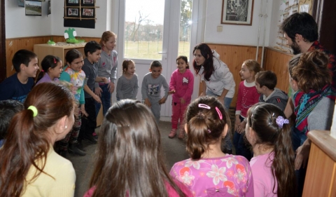 Z�ld Nap suli a k�zdik�v�ri iskol�ban is - M�rcius harmadik�t�l cs�t�rt�k�nk�nt a Z�ld Nap Egyes�let partners�gben a k�zdik�v�ri �ltal�nos iskol�val ind�totta el az �jabb d�lut�ni interakt�v foglalkoz�s�t.

Az esem�nyen k�sz�lt fot�k az egyes�let Facebook oldal�n megtekinthet�ek.

A heti egy �r�ban megszervez�sre ker�l� ingyenes tev�kenys�gen m�helymunk�k, z�ld j�t�kok, filmvet�t�sek, �rdekes besz�lget�sek �s meglepet�sek fogj�k v�rni az erre k�v�ncsi k�v�ri di�kokat.
Els� alkalommal a r�sztvev� kisiskol�sok a Z�ld Nap Egyes�let tagjaival �s a Let`s move projekt k�t spanyol EVS �nk�ntes�vel Silvi�val �s Enriquevel ismerkedhettek meg. A jelenl�v� gyerk�c�k a k�l�nb�z� csapat�p�t� j�t�kokat pr�b�ltak ki ugyanakkor Spanyolorsz�gr�l tudhattak meg sz�mos hasznos inform�ci�t, az esem�ny z�r�mozzanatak�nt pedig egy z�ld mes�t is k�lt�ttek.

T�mogat�: Erasmus plusz program �s a Sz�kelyf�ldi Tehets�gseg�t� Tan�cs