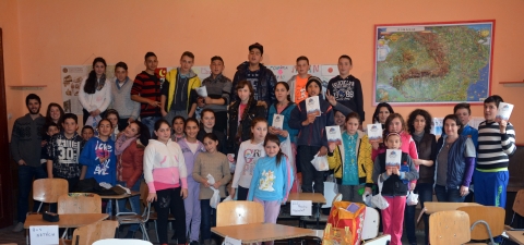 Vet�lked�t szerveztek Nagyborosny�n  - A Bartha K�roly Gimn�ziumban p�nteken negyedik alkalommal ker�lt megszervez�sre az Adj, kir�ly, katon�t! elnevez�s� vet�lked� helyi d�nt�je. A nagy hagyom�nynak �rvend� rendezv�ny c�lja a csal�dk�zpont� �letszeml�let k�zvet�t�se, �s a gyermek szerep�nek kihangs�lyoz�sa a csal�d, a t�rsadalom szempontj�b�l.

Az esem�nyen k�sz�lt fot�k megtekinthet�k a Z�ld Nap Egyes�let facebook oldal�n!

A V-VIII. oszt�lyos tanul�kb�l �ll� 10 csapat 32 tagja vid�m, t�bb mint k�t �r�s p�rg�s vet�lked�n k�zd�tt meg. A versenyz�k a Bard�cz Csaba ikafalvi reform�tus lelk�sz �s Bard�cz T�mea vall�soktat� �ltal szerkesztett mesef�zet tartalm�b�l bizony�tott�k r�termetts�g�ket. �rdekes �gyess�gi j�t�kokon is vehettek r�szt a versenyz�k. A h�rom tag� „csal�dokba” sorolt versenyz�k els� pr�bat�telk�nt nevet �s c�mert v�lasztottak maguknak, majd �rdekesn�l �rdekesebb himnuszokat kompon�ltak a csal�djuknak. A j�t�kos, olykor becsap�s vill�mk�rd�sekre �tletes megold�sok �s v�laszok �rkeztek. A leg�gyesebbnek bizonyult h�rom csapat jutalomban �s d�szoklev�lben r�szes�lt.
A zs�ri tagjai: Derzsi Katalin �s Papp Csilla voltak. Ez�ton is a k�sz�nik a szervez�k a seg�ts�g�ket, k�l�n kiemelve Derzsi Eszter aligazgat�n� k�zrem�k�d�s�t.

Az Adj, kir�ly, katon�t verseny nagyborosny�i vet�lked�j�nek d�jazottjai:
I. H�rom pillang� csapat: Kocsis Izabella, Cocis Anita, Mocsel L�r�nd.
II. A h�rom testv�r: Bartos Eszter, L�rincz Nat�lia Ileana, Kov�cs R�bert
III. Kert�szek: Kov�cs Rich�rd, M�nt� Szil�rd, G�sp�r Andrea Lisa.

A tov�bbjutott csapat tagjai j� es�llyel k�sz�lhetnek a Mindent Eld�nt� egy�ni orsz�gos versenyre, melyet az id�n is a Magyar Ifj�s�gi Tan�cs szervez meg. A vet�lked� tov�bbi r�szleteir�l, az egyes helysz�nek szervez�ir�l az orsz�gos programfelel�s, Bard�cz Csaba ad t�j�koztat�t (tel. 0742-871575).

Szerz�: R�duly Attila
Fot�: Silvia Blanco Gonzalez