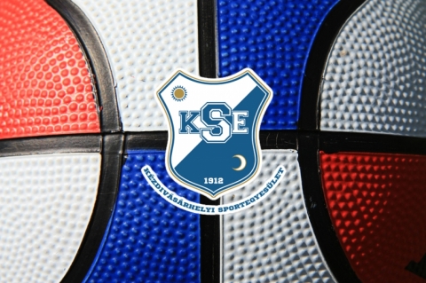 H�tv�gi eredm�nyek - P�nteken este j�tszott�k a kos�rlabda n�i Liga 1 alap szakasz�nak utols� fordul�j�t, amelyen az �llovas Sepsi SIC II fogadta az ifi j�t�kosokb�l �ll� KSE csapat�t.
Kiegyens�lyozott j�t�kkal indult a tal�lkoz�, �m a negyed v�gen a rutinos Pop L�z�r egym�sut�ni k�t 3 pontos tal�lata 6 egys�gnyi el�nyh�z juttatta a hazaiakat.
A m�sodik negyedben a hazaiak tov�bbi 11 pontra n�velt�k el�ny�ket a tabell�n. A harmadik negyedben a KSE megpr�b�lt felz�rk�zni, �m a l�nyok faultok�rt meg�t�lt b�ntet� dob�sokat nem tudtak megfelel� hat�konys�ggal �rt�kes�teni (8 egym�sut�ni b�ntet�b�l csup�n 1 ment be) �gy maradt a hazaiak el�nye. Az utols� negyedre kif�radt a s�r�l�sek miatt h�rom alapembert is n�lk�l�z� vend�gcsapat �s a vend�gl�t�k tov�bb n�veltek el�ny�ket a tabell�n. Gratul�lunk a gy�zteseknek. A 18 pontos veres�g ellen�re j� m�rk�z�st j�tszott csapatunk, hasznos tapasztalat volt a rutinos nemzeti lig�s j�t�kosok ellen j�tszani. Ezzel a Liga 1 alapszakasza v�get �rt, k�vetkeznek �prilisban a d�nt� torn�k, amelyen a f�ggetlen csapatok k�l�n j�tszanak. A Nemzeti Lig�ba val� feljut�s�rt pedig a ”szatellit csapatok” egy m�sik torn�n j�tszanak a bajnoki c�m�rt.
Sepsi SIC II - KSE: 67-49 (16-10; 18-13; 13-12; 20-14)

U18 - szombaton  Bukarestben  
CS OLIMPIA BUCURE�TI - ACS KSE: 41-54 (13-13; 6-16; 7-14; 15-11)
Ezzel a gy�zelemmel bejutottunk a d�nt�be, 3 k�rrel a bajnoks�g v�ge el�tt.
