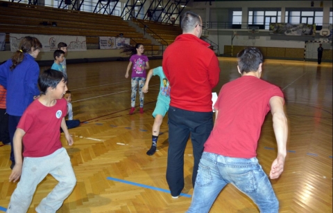 Mozg� D�lut�n a t�nc �s a szalad�s jegy�ben - A Z�ld Nap Egyes�let partners�gben az �nkorm�nyzat Sportirod�j�val m�rcius 22-�n a V�z Vil�gnapj�n �jra megszervezte a Mozg� D�lut�n elnevez�s� esem�nyt.

Az esem�nyen k�sz�lt fot�k az egyes�let Facebook oldal�n megtekinthet�ek.

Az esem�nyre mintegy 100 szem�ly l�togatott ki, gyermekek, ifjak �s feln�ttek egyar�nt, akiknek lehet�s�g�k volt pap�rb�l toj�st k�sz�teni, asztaliteniszezni, t�ncolni a Dirty Dancers csoporttal, gombfocizni a Pusk�s Ferenc Gombfoci Klubbal �s kipr�b�lhatt�k az �ko Catan strat�giai j�t�kot is. A szervez�k a csal�dokra is gondolv�n a Pro Pectus Egyes�let tagj�t h�vt�k meg aki csal�dos ritmikus mozg�ssal sz�nes�tette a kedd d�lut�nt.
Az esem�ny egyik legn�pszer�bb programja a t�bb koroszt�lyban meghirdetett fut�verseny bizonyult, a legr�termettebbek �rmet �s oklevelet kaptak, ezzel is �rt�kelve tev�kenys�g�ket.
A nagy hagyom�nynak �rvend� Mozg� D�lut�n els�sorban a k�zdisz�ki fiatalok bevon�s�ra �sszpontosul, de csal�doknak sz�l� programok is sz�nes�tik. Alkalmank�nt a kisgyerekekt�l a feln�ttekig minden koroszt�ly k�pviselteti mag�t �s kellemesen t�lti el a k�t �r�t.

T�mogat�: Erasmus plusz program �s a Sz�kelyf�ldi Tehets�gseg�t� Tan�cs
Fot�: R�duly Attila �s Vizi Csaba