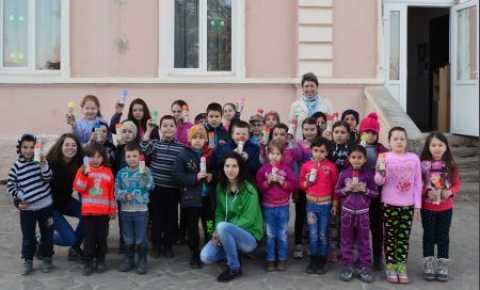 H�sv�tra k�sz�l�dtek a k�zdik�v�ri kisiskol�sok - A Z�ld Nap Suli keret�n bel�l, a Z�ld Nap Egyes�let csapata imm�r m�sodszor tartott interakt�v tev�kenys�get a k�zdik�v�ri kisiskol�soknak.

Az esem�nyen k�sz�lt fot�k az egyes�let Facebook oldal�n megtekinthet�ek.

A 26 r�sztvev� z�ld praktik�kat keresett a k�zelg� h�sv�ti �nnepekre, hagyom�nyos toj�sfest�si m�dszereket eleven�tve fel. Majd j�t�kos tev�kenys�geken vettek r�szt, ahol k�l�nb�z� �llatfajokkal ismerkedhettek meg, ezt k�vet�en WC-pap�r gurig�b�l �s haszn�lt kartonb�l k�sz�tettek h�sv�ti nyuszik�kat. A k�zm�ves foglalkoz�st nagyon szerett�k a gyerekek, mert �j �s �rdekes dolgokat tanulhattak, megismerve az anyagok �jszer� felhaszn�l�s�t is. Term�szetesen az elk�sz�tett munk�jukat haza vihett�k �s megmutathatt�k sz�leiknek.

T�mogat�: Erasmus plusz program �s a Sz�kelyf�ldi Tehets�gseg�t� Tan�cs

Fot�: Enrique De Paz Miguel