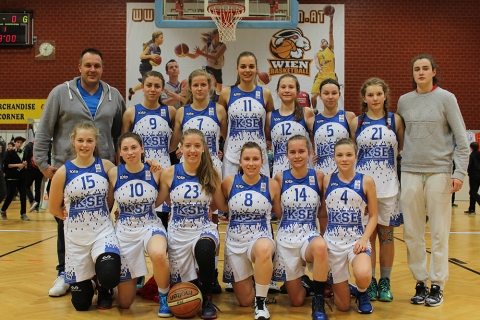 Baskettball Wien 2016 tud�s�t�s - Baskettball Wien 2016 kos�rlabda bajnoks�gra 23 orsz�gb�l t�bb mint 500 csapat nevezett be U12, 13, 14, 16, 18, 20, 22-es n�i �s f�rfi kateg�ri�ba.
Sz�kelyf�ldr�l Sicul Basket SE nevezett n�gy Sz�kely V�logatottal, amely k�zdiv�s�rhelyi, cs�kszeredai valamint gyergy�szentmikl�si j�t�kosokb�l �ll, a KSE U18-as l�ny csapata valamint  a Sepsiszentgy�rgy ISK U18-as es U14-es l�ny csapata k�pviselik.  
Az U18-as h�rek az els� 2 nap ut�n
26 csapat nevezett az u18-as n�i kateg�ri�ba, a rendez�k 6 csoportot alak�tottak ki. Csapatunk az A csoportba ker�lt, n�met csapatok t�rsas�g�ba.
Eredm�nyek: 
KSE - Alba Berlin: 73-25 
KSE - Mackelheim: 59-29
KSE - Munchen 1979: 70-19 

A t�bl�zat az utols� fordul� el�tt: 
1,2. KSE 6p
       Braunsweig 6p
3. Meckenheim 4p
4. 1979 Munchen 3p
5. Alba Berlin 2p
Ma, (24.03) 11 �rakor j�tsszuk a csoport d�nt�t a Braunsweig csapat ellen. Az 1-2 helyezett jut a legjobb 16-ba, p�nteken (25.03) kezd�dnek a nyolcad d�nt�k, de a mai eredm�nyt�l f�ggetlen�l tov�bbjutottunk a legjobb 16 k�z�, ahol kies�sre megy a j�t�k �s h�rom m�rk�z�st kellene nyerni a d�nt�be jut�s�rt.
D Csoport  
Sepsi ISK - Rosenheim: 72-12
Rig Mark - Sepsi ISK: 54-44
Sepsi ISK - Cottbus: 77-19
T�bl�zat:
1. Rig Mark
2. Sepsi ISK
3. Cottbus
4. Dusseldorf
5. Rosenheim 

U18 fiuk:
Mortegliano - Sicul Baschet: 63:59
Sicul Baschet - Rig Mark: 43-63
Neustadt - Sicul Baschet: 22:67
T�bl�zat: 
1. Rig Mark 6p
2. Mortegliano 5p
3. Sicul Baschet 4p
4. Alba Berlin 3p
5. Neustadt 3p

U14 l�nyok B csoport:
Sicul Baschet - Halle: 35-27
Muggia - Sicul Baschet: 35-21
Sicul Baschet - Paks: 37-35
T�bl�zat: 
1. Meckenheim: 6p
2. Muggia: 5p 
3. Sicul Baschet: 5p
4. Atomeromu: 3p
5. Halle: 2p

D csoport 
Sepsi ISK - Losenstein: 42-25
Dobling - Sepsi ISK: 45-20
Sosnowiec - Sepsi ISK: 85-16
T�bl�zat: 
1. Sosnowiec: 5p
2. Dobling: 4p
3. Jan Munchen: 4p
4. Sepsi ISK: 4p
5. Losenstein: 2p

U13 l�nyok:
MTK - Sicul Baschet: 25-9
Hochheim - Sicul baschet: 33-23
T�bl�zat: 
1. MTK Budapest 4p
2. Hochheim 4p
3-4. Sicul Baschet 2p
      Koln 2p
