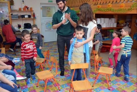 Szelekt�ven a gelencei Napk�ziben - G�sp�r Annam�ria �s Cseh Szid�nia pedag�gusok megh�v�s�nak eleget t�ve m�rcius 30-�n, a gelencei napk�ziotthon nagy csoportosaihoz l�togatott el a k�zdiv�s�rhelyi Z�ld Nap Egyes�let  csapata. A mintegy k�t�r�s tev�kenys�gbe 16 �v�d�s kapcsol�dott be, melynek f� c�lja a szelekt�v hullad�kgy�jt�s tudatos�t�sa volt a gyerekek k�r�ben. Ma m�g mindig nagy mennyis�g� hasznos�that� anyag ker�l a kuk�kba, melyek jobb helyen lenn�nek a szelekt�v hullad�kgy�jt� szigeteken, mert �gy biztos�tott a hasznos�t�suk.

Az esem�nyen k�sz�lt fot�k az egyes�let Facebook oldal�n megtekinthet�ek.

Az ovisok miut�n t�bb t�rgyat (pille palack, tetra-pack, karton, �js�gpap�r, narancsh�j, �veg stb..) �rintettek meg, megbesz�lt�k melyik milyen anyagb�l k�sz�lt �s melyiket milyen sz�n�, jelz�s� kuk�ba kell tenni. Ezut�n egy interakt�v tev�kenys�g seg�ts�g�vel gyakorlatba is �ltethett�k a tanultakat. A j�t�k sor�n  p�rokat alak�tva, az egyik gyerek volt a j�t�k b�b�ja, a m�sik meg a dob� �s a v�grehajt�. �gy a f�ldre, megsz�mozott k�r�kbe hullad�kokat helyezt�nk el, majd a dob� miut�n dobott a b�b� a megfelel� kock�ba l�pett, ezut�n a t�rsak k�z�sen megbesz�lt�k, hogy a hullad�k melyik kuk�ba j�r, majd a dob� – v�grehajt� a megfelel� kuk�ba helyezte azt. Amennyiben a hullad�kot nem siker�lt a helyes kuk�ba tenni, k�z�sen megbesz�lt�k, hol lett volna a megfelel� helye. A nap z�r�esem�nyek�nt Enrique �s Silvia EVS �nk�ntesek egy �rdekes j�t�kkal k�sz�ltek, mely tet�zte a gyerekek feloldoz�s�t. A tev�kenys�g sor�n a gyerekek k�zelebb ker�ltek a szelekt�v hullad�kgy�jt�s fogalm�hoz �s tudatosult benn�k annak fontoss�ga. A legjobb hullad�k a 'nem keletkez� hullad�k', a hullad�khegyek cs�kkent�se mindannyiunk feladata �s felel�ss�ge, amit csak k�z�s er�fesz�t�ssel tudunk el�rni.

Az egyes�let tagjai k�sz�nik az �v�n�k a sz�ves fogadtat�s�t �s lelkesen v�rj�k a k�vetkez� tal�lkoz�sukat, ahol terveink szerint az erd� vil�g�t fogjuk k�z�sen a gyerekekkel felfedezni.

Szerz�: Derzsi Katalin

Fot�: R�duly Attila