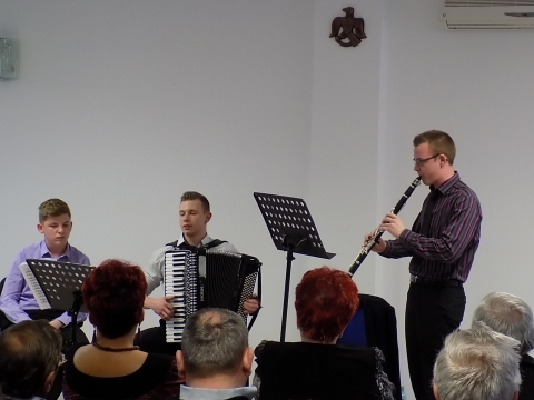 H�sv�ti Koncert a Weiner Leo Zenem�v�szeti Szakk�z�piskola n�vend�keivel - H�sv�ti Koncert a Weiner Leo Zenem�v�szeti Szakk�z�piskola n�vend�keivel

Bardocz Bal�zs, Balcz� Bal�zs �s Bard�cz Bal�zs a budapesti Prima Primissima d�jas Weiner Leo Zenem�v�szeti Szakk�z�piskola n�vend�keinek nagy siker� koncertj�re ker�lt sor 2016, m�rcius 29-�n, a K�zdiv�s�rhelyi V�llakoz�i Inkub�toh�zban, a K�zdiv�s�rhelyi N�k Egyes�let�nek szervez�s�ben. A koncert sor�n felcsend�lt: tang�, jazz, cs�rd�s �s a fiatal zen�szek saj�t zenesz�mai is.

https://www.kezdi.info/documents/kezdi_info_document_4017.jpg
T�bb mint 100 n�z� tapsolt a fiatal,tehets�ges di�koknak.