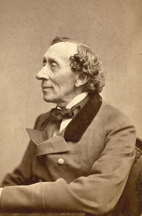 Hans Christian Andersen a Meseklubban, Biblioterápia, Kezdő Internetezők Klubja - Hans Christian Andersen a Meseklubban, Biblioterápia, Kezdő Internetezők Klubja
Meseklub
A Báró Wesselényi Miklós Városi Könyvtárban 2016. április 7-én, csütörtökön Meseklub 14-15 óra között az óvodásoknak, 16-17 óra között az I-IV. osztályosoknak.
A Gyermekkönyvek Nemzetközi Napja (ápr. 2) alkalmából egy felfedező útra hívjuk a Meseklub résztvevőit, Hans Christian Andersen mesei világába. A foglalkozás alatt megismerkedhetnek a meseíró életével és csodálatos meséivel.
Biblioterápia
A Báró Wesselényi Miklós Városi Könyvtárban ingyenes biblioterápiás foglalkozásra kerül sor 2016. április 5-én kedden, 17-órától a felnőttek számára. Minden érdeklődőt szeretettel várunk.
Kezdő Internetezők Klubja!
A Báró Wesselényi Miklós Városi Könyvtárban 2016. április 8-án pénteken 10-11 óra között internethasználati útmutató vehető igénybe. Megkérjük az érdeklődőket, hogy részvételi szándékukat előre jelezzék a 0267-363018-as telefonszámon.