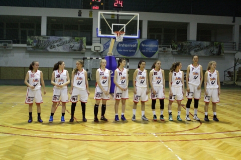 U18-as l�ny OB el�d�nt� KSE - NBS Kolozsv�r 53-60 - P�ntek este a k�zdiv�s�rhelyi Sportcsarnokban j�tszottak az U18-as l�ny OB el�d�nt� szakasz�nak rangad�j�t, amelyen a KSE csapata az idei bajnoks�g f�es�lyes�t, a kolozsv�ri Napoca Baschet School csapat�t fogadta.

Az els� negyedet kiegyens�lyozott j�t�k jellemezte, felv�ltva vezettek a csapatok a tabell�n. A m�sodik negyedben a KSE f�lp�rgette a ritmust �s Voloncs Orsi meg Biszak Bogi j� n�h�ny ellenf�lt�l ellopott labd�j�nak k�sz�nhet�en 12 pontos el�nyre tett�nk szert a nagysz�netig. Mindenki bizakodva v�rta a folytat�st. Az eredm�nyjelz� t�bla 'nagyon j�l n�zett ki' a nagysz�netben, �m ennek a 'nagyk�nyvbe ill�' m�sodik negyedbeli j�t�knak kem�ny �ra volt. A csapatot kif�rasztotta a p�rg� ritmus, Bartok Rita �s Kov�cs Ren�ta is begy�jt�ttek 3-3 szem�lyi hib�t, Csurulya Helga l�b�t a g�rcs foga el a negyed v�g�re �s Sz�cs Janka alig k�t percnyi j�t�k ut�n s�r�lten ker�lt a cserepadra. A harmadik negyedben amit�l f�lt�nk bek�vetkezett. Az ellenf�l z�nav�dekez�sre v�ltott, a t�voli dob�saink szerre kifordultak a kos�rb�l �s a f�rads�g miatt a v�dekez�sbe is k�s�re �rtek vissza l�nyaink, �gy a negyed v�g�re ellenfel�nk ledolgozta a h�tr�ny�t. Az utols� negyedben a kolozsv�riak a 'hossz� cserepadjuknak' k�sz�nhet�en tudt�k tartani az �r�lt ritmust �s csapd�z�s j�t�kukkal fizikailag sz�p lassan 'feldar�lt�k' csapatunkat. A veres�g ellen�re a j�t�kunk biztat� volt, eg�lba tudtunk j�tszani a bajnokjel�lt ellen.

KSE - NBS Kolozsv�r 53-60 (16-17;23-10;3-16;11-17)

KSE: Csurulya Helga 21p, Biszak Bogl�rka 15p, Kov�cs Ren�ta 11p, Voloncs Orsolya 4p, Bartok Rita 2p, Bimb� Eszter, Incze Henrietta, Sz�cs Janka, M�tyus Anita, Ist�k Anita.
Edz�: Ljubomir Ljuba Kolarevic.

NBS Kolozsv�r: Parau I 24(6)p, Saracut 12p, Topan 11(3)p, Budu 7p, Bot 4p, Carlan 2p, Mile, Nagy, Szab�, Muresan, Sav. Edz�: Popa Carmin.

Gratula l�nyok , sz�p volt !

Az el�d�nt� szakasz v�get �rt, csapatunk csoprotm�sodikk�nt bejutott az orsz�g legjobb 6 csapata k�z�. A d�nt� torn�t m�jus 4-8 k�z�tt rendezik, a helysz�nr�l 1-2 h�ten bel�l d�nt a sz�vets�g!