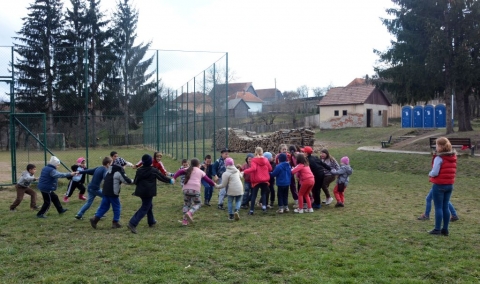 A növények fejlődéséről tanulhattak a kézdikővári kisiskolások - Amint már hozzászokhattunk, minden második csütörtök délutánja a Zöld Nap Egyesület tagjai számára a kézdikővári kisiskolások körében telik el. Így volt ez most csütörtökön is, amikor 31 gyerek jött el, a Zöld Nap Suliba, ahol több mint egy órán át játszva tanultak Silviával és Katalinnal. Egy kis bemelegítő játék után, a gyerekekkel közösen beszéltünk a különböző növények fejlődésének folyamatáról, majd joghurtos dobozokba ültettük el a gyerekek által hozott magvakat. A rendezvényről készült fotók megtekinthetők a Zöld Nap Egyesület facebook oldalán.
A nap érdekességének számított, hogy a gyerekek kartonból és használt papírból egy naplócskát készítettek és azt a feladatot kapták, hogy két héten át vigyázzanak a növényükre, ápolják, babusgassák azt és a naplójukban minden változást jegyezzenek fel. A következő találkozásunkon, kinek a növénye a legszebb és legmagasabb lesz egy kis díjban fog részesülni az egyesület részéről.
Köszönjük a tanítónők segítségét, a gyerekek lelkesedésért programjaink iránt.
Támogató: Erasmus plusz program és a Székelyföldi Tehetségsegítő Tanács
Szerző: Derzsi Katalin