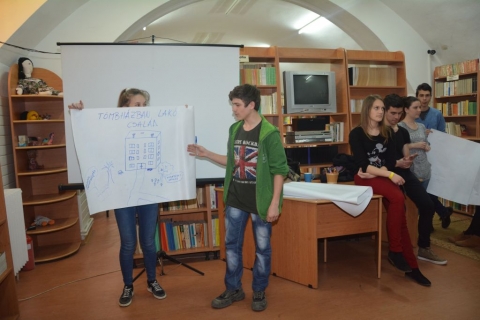 Kidolgozott praktik�k egy k�pzeletbeli telep�l�s megment�s�re - M�rcius 30-�n a Z�ld Nap Egyes�let csapata a Bod P�ter Tan�t�k�pz�be kapott megh�v�st, ahol egy k�t �r�s k�rnyezetv�delmi aktivit�st bony�l�thatott le. T�bb k�z�tt a szerdai program r�sze volt egy vet�lked� �s egy vet�tett-k�pes el�ad�s is a v�z fontoss�g�r�l.  A tanul� ifj�s�g is nap, mint nap tapasztalja, hogy milyen dr�mai v�ltoz�sokon megy kereszt�l f�ld�nk �s k�zvetlen k�rnyezet�k. Az ez ir�ny� nevel�s c�lja, tudatos�tani a 17 �ves di�kokban, hogy csak k�rnyezettudatos magatart�ssal lehet ezeket a folyamatokat lelass�tani. Eredm�nyt csak a hat�kony megel�z�s biztos�that. A rendezv�nyr�l k�sz�lt fot�k megtekinthet�k a Z�ld Nap Egyes�let facebook oldal�n.

Harmincegy di�k kapcsol�dott be a d�lut�ni esem�nybe akik k�l�nb�z� k�rnyezet hat�kony praktik�kat, konkr�t megold�sokat �s strat�gi�kat  dolgoztak ki az adott telep�l�s megment�s��rt.  Minden csoport m�s-m�s int�zm�nyt k�pviselve pr�b�lta a szennyez�d�sekt�l megfert�z�d�tt helys�get megmenteni. �gy voltak akik a helyi �nkorm�nyzatot vagy �ppen, iskol�t, vend�gl�t, bev�s�rl�k�zpontot, farmot k�pviselt�k. A strat�gi�k kidolgoz�sa ut�n minden csapat bemutatta egym�snak a terveit, majd k�z�sen megbesz�lt�k azt. Mind a hat csoport nagyon hat�konynak bizonyul� megold�sokat fejlesztett ki, �gy b�tran kijelenthetj�k, hogy sikeresen megment�d�tt a helys�g az �t �rt szennyez�sekt�l. Az 'Egy k�pzeletbeli telep�l�s megment�se' elnevez�s� interakt�v foglalkoz�s a Z�ld Nap suli projekt alatt �tdolgozott tev�kenys�g, mely nagy sikernek �rvend a di�kok k�r�ben.  Az egyes�let csapata k�sz�ni Kis Emes�nek a sz�ves fogadtat�s�t.

T�mogat�: Erasmus plusz program �s a Sz�kelyf�ldi Tehets�gseg�t� Tan�cs

Szerz�: R�duly Attila

Fot�: Silvia Blanco Gonzalez
