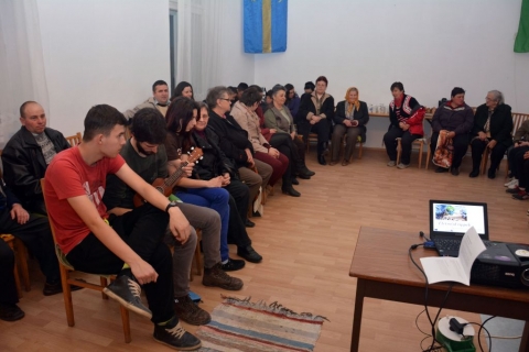 �letm�d tippek Ikafalv�n  - R�duly Attila volt az ikafalvi teaestek legut�bbi, m�lt heti vend�ge. A Z�ld Nap Egyes�let eln�ke a fenntarthat� �letm�d lehet�s�gekr�l, a mindennapi �letben is hasznos�that� megold�sokr�l, sp�rol�si tippekr�l tartott vet�tett k�pes el�ad�st. Am�g sok mai csal�dnak fogalma sincs, hov� megy el havonta t�bb sz�z lej, addig nagyany�ink m�g tudt�k, hogyan lehet megtakar�tani a f�z�sen, a takar�t�son vagy a mindennapi bev�s�rl�son.
 
Az esem�nyen k�sz�lt fot�k az egyes�let Facebook oldal�n megtekinthet�ek. Az emberis�gnek egy�ttesen kell a helyes m�rt�ket megtal�lni �s gyakorolni. A m�sf�l �r�s el�ad�s keret�n bel�l a v�z szerep�r�l is sz� esett, megeml�kezve a m�rcius 22-i a v�z vil�gnapj�ra, a prezent�ci�b�l az ikafalviak megtudhatt�k, hogy a f�ldi �let alapja a v�z. V�z n�lk�l nincs �let, az ember sz�m�ra n�lk�l�zhetetlen: biol�giai-, higi�niai-, eg�szs�g�gyi-, k�zleked�si-, �s termel�si szempontb�l is.
Az el�ad�s sor�n el�t�rbe helyezt�k a term�szetes tiszt�t�szerek fontoss�g�t is, egy h�zilag el��ll�that� mosogat�szer elk�sz�t�s�t mutatta be Derzsi Katalin a Z�ld Nap Egyes�let tagja. Manaps�g fel sem t�nik, a dr�ga h�ztart�si tiszt�t�szerekre sokkal t�bbet k�lt�nk, mint kellene: ma m�r minden helyis�ghez k�t-h�rom k�l�nb�z� szert haszn�lunk, mik�zben nagy r�sz�kre semmi sz�ks�g. 
A teaestet a spanyol EVS �nk�ntes, Enrique De Paz Miguel ukulele-j�t�ka �s �neke tette sz�nesebb�.
 
Fot�: Derzsi Katalin